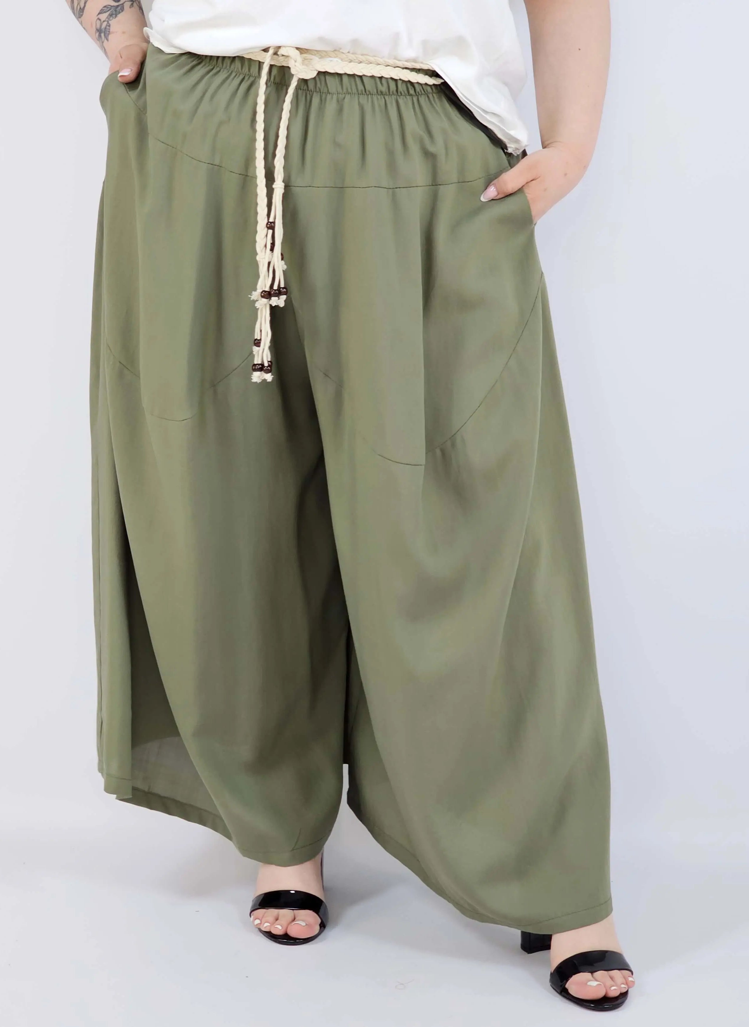 Spodnie plus size XXL z ozdobnym paskiem – lekkie i wygodne Stylowa XL