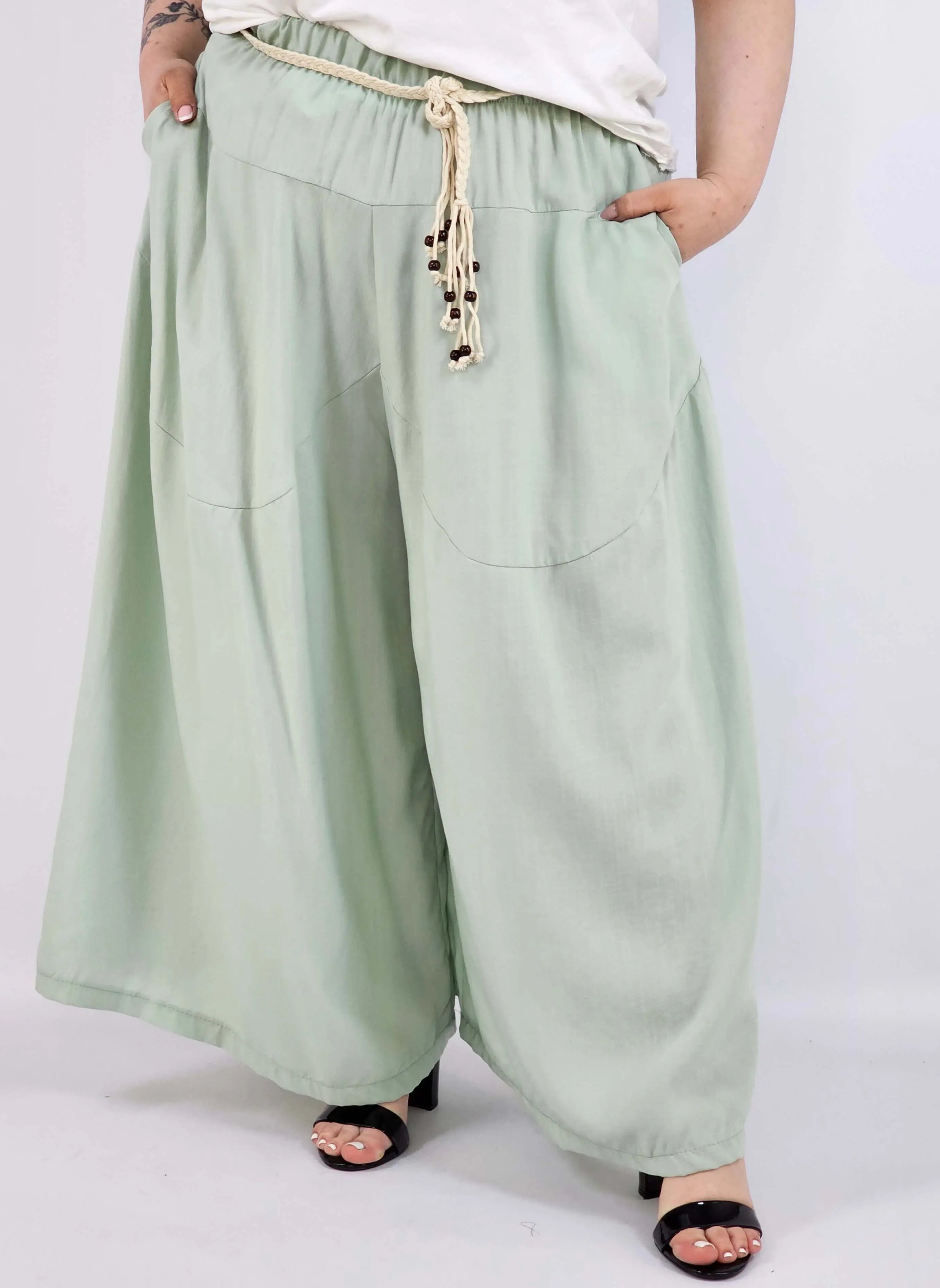 Spodnie plus size XXL z ozdobnym paskiem – lekkie i wygodne Stylowa XL