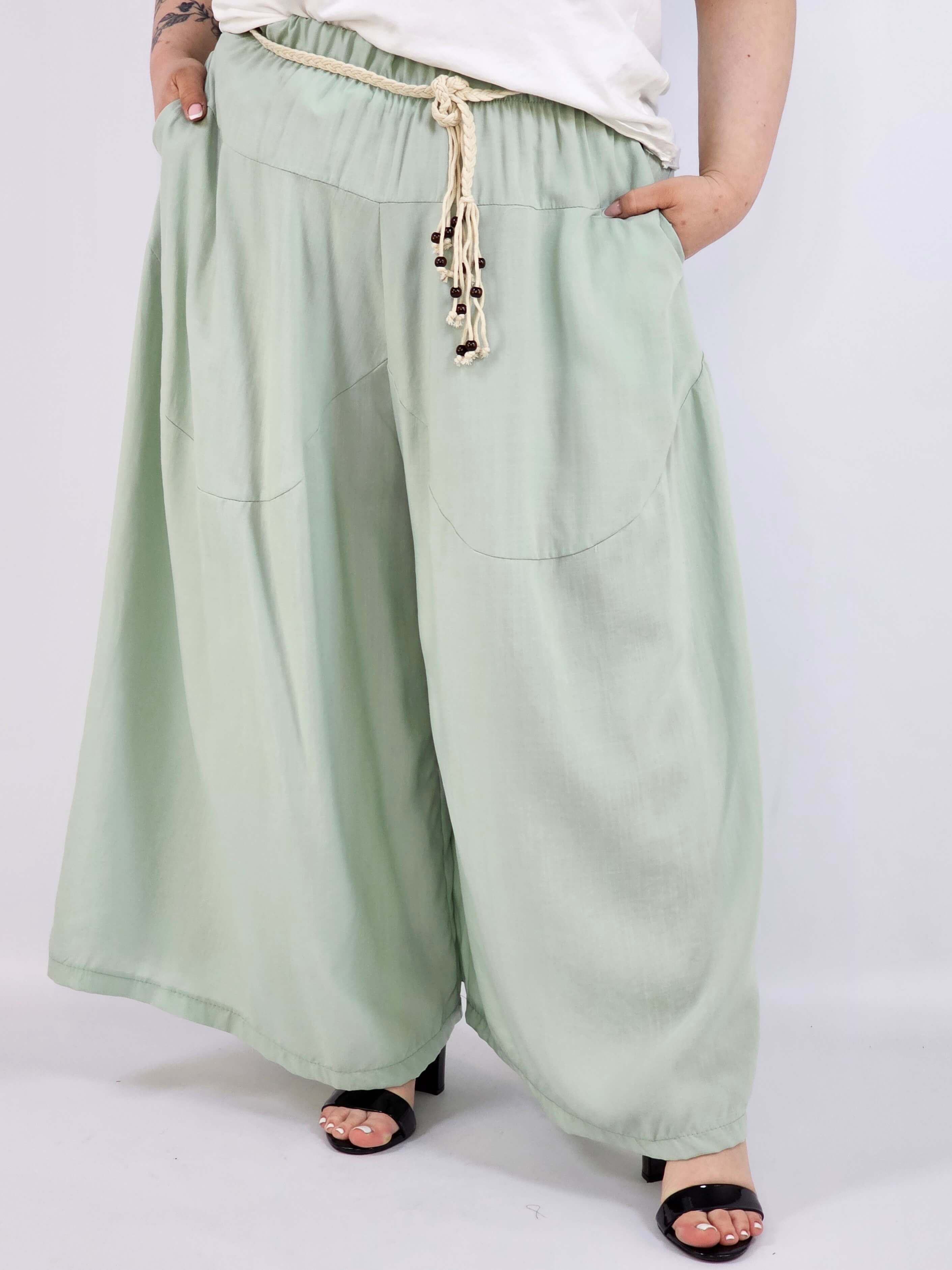 Spodnie plus size XXL z ozdobnym paskiem – lekkie i wygodne Stylowa XL