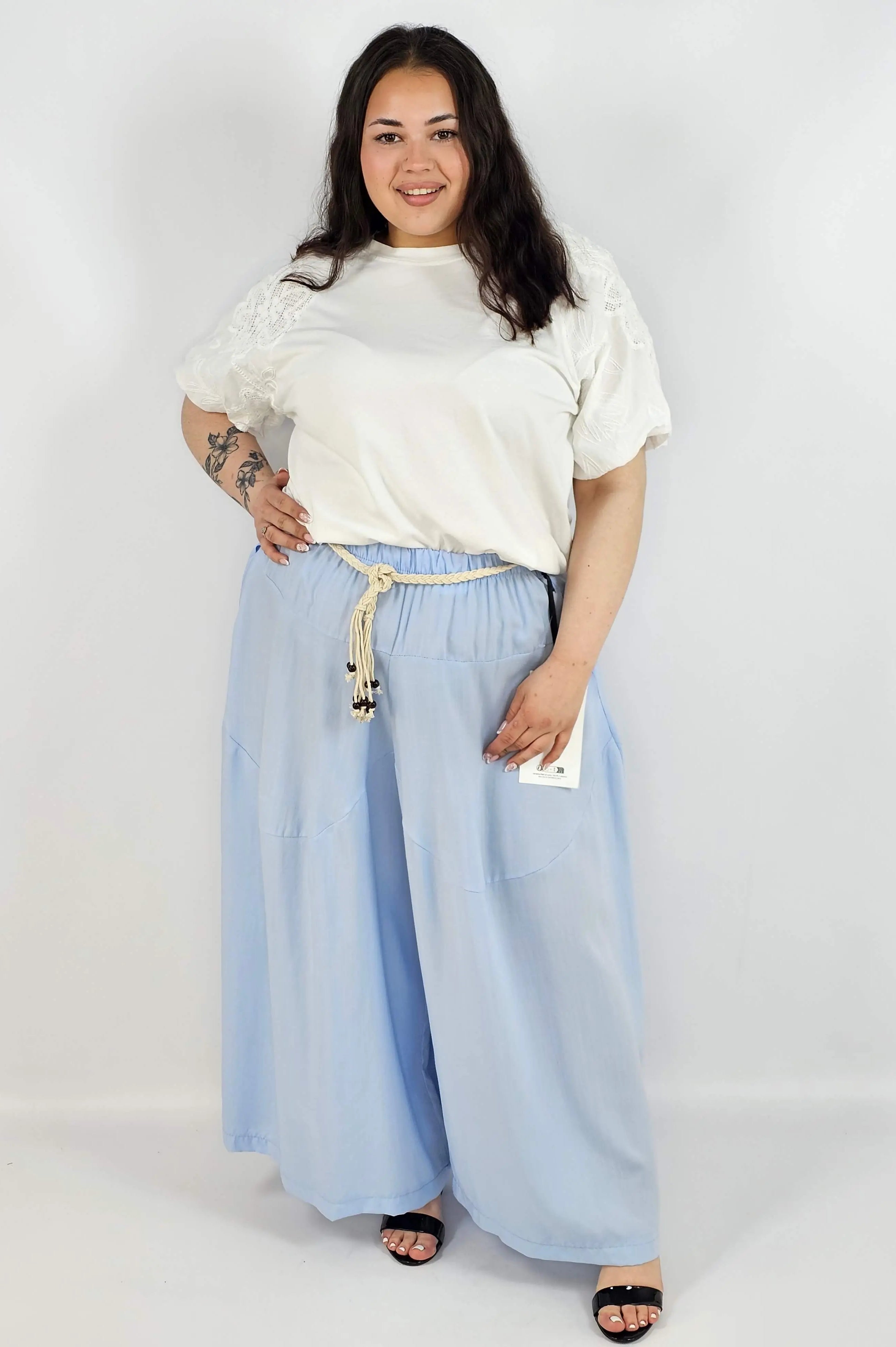 Spodnie plus size XXL z ozdobnym paskiem – lekkie i wygodne Stylowa XL