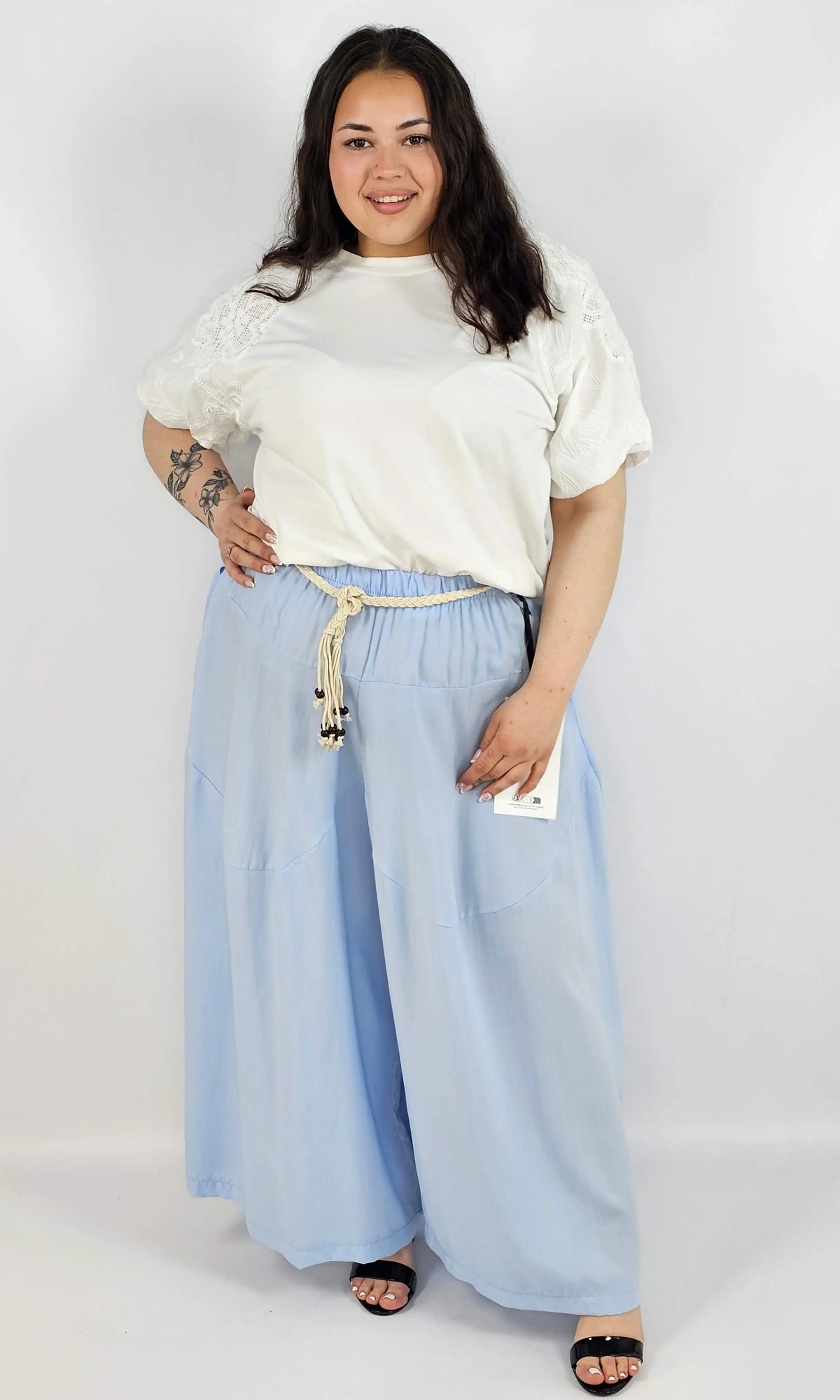 Spodnie plus size XXL z ozdobnym paskiem – lekkie i wygodne Stylowa XL