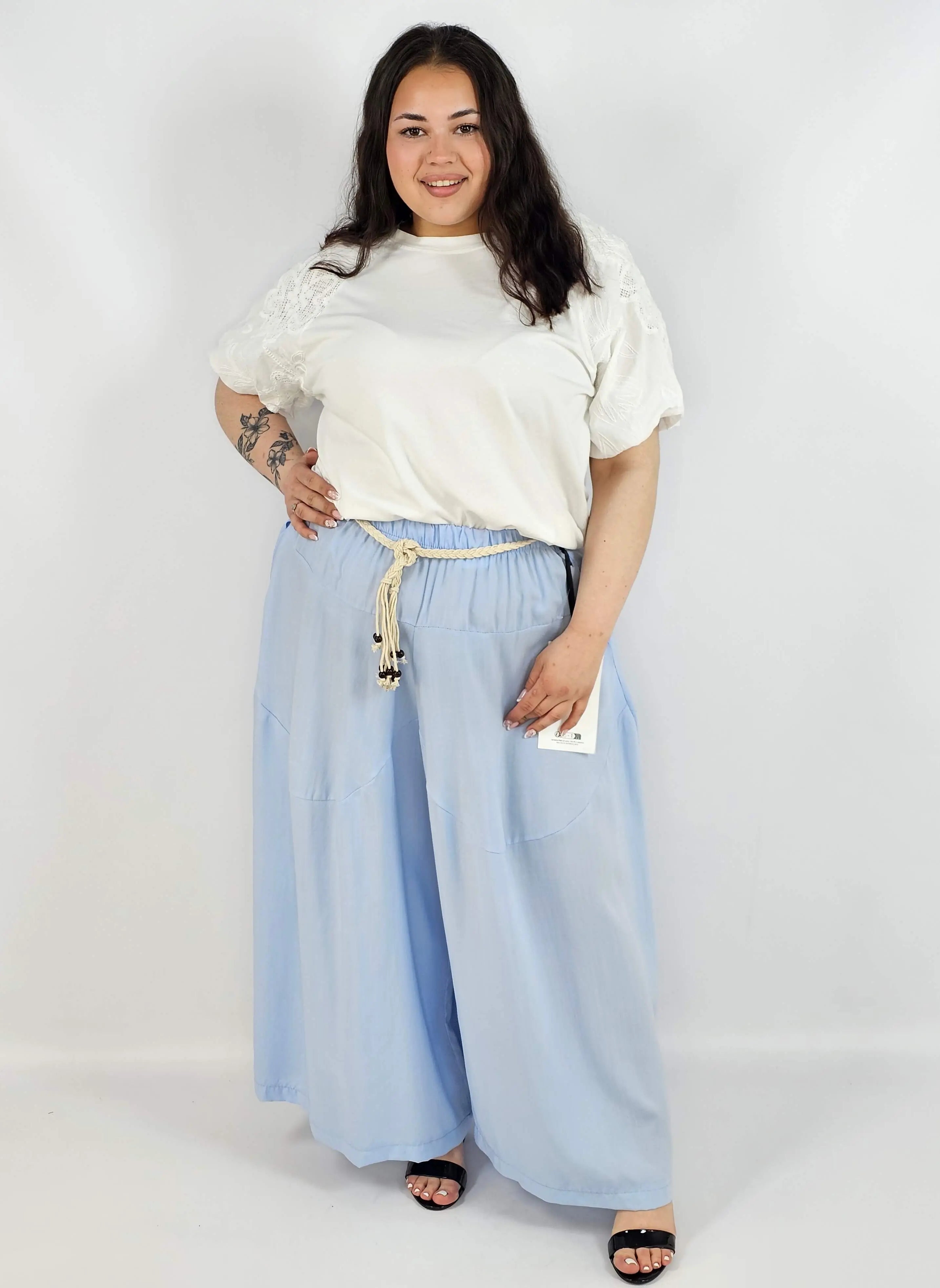 Spodnie plus size XXL z ozdobnym paskiem – lekkie i wygodne Stylowa XL