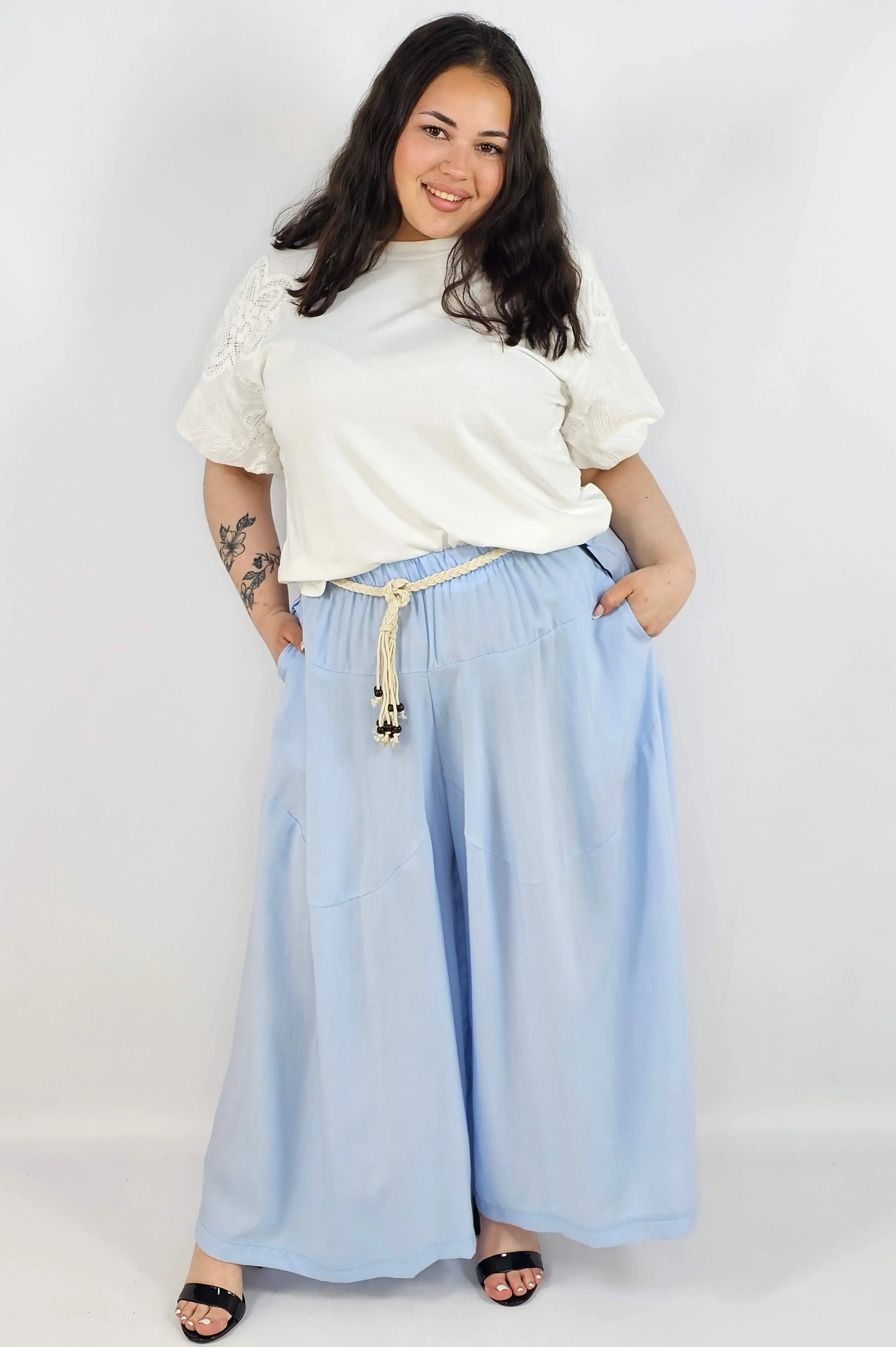 Spodnie plus size XXL z ozdobnym paskiem – lekkie i wygodne Stylowa XL