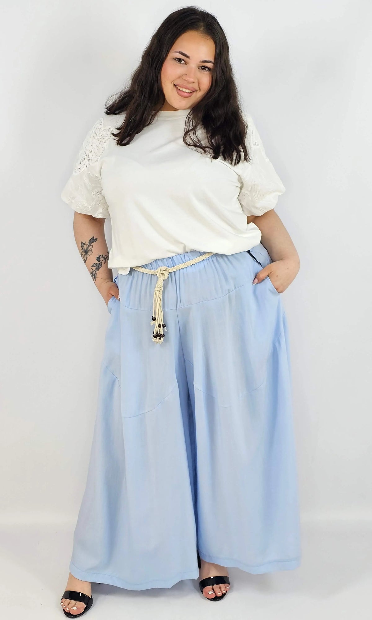 Spodnie plus size XXL z ozdobnym paskiem – lekkie i wygodne Stylowa XL