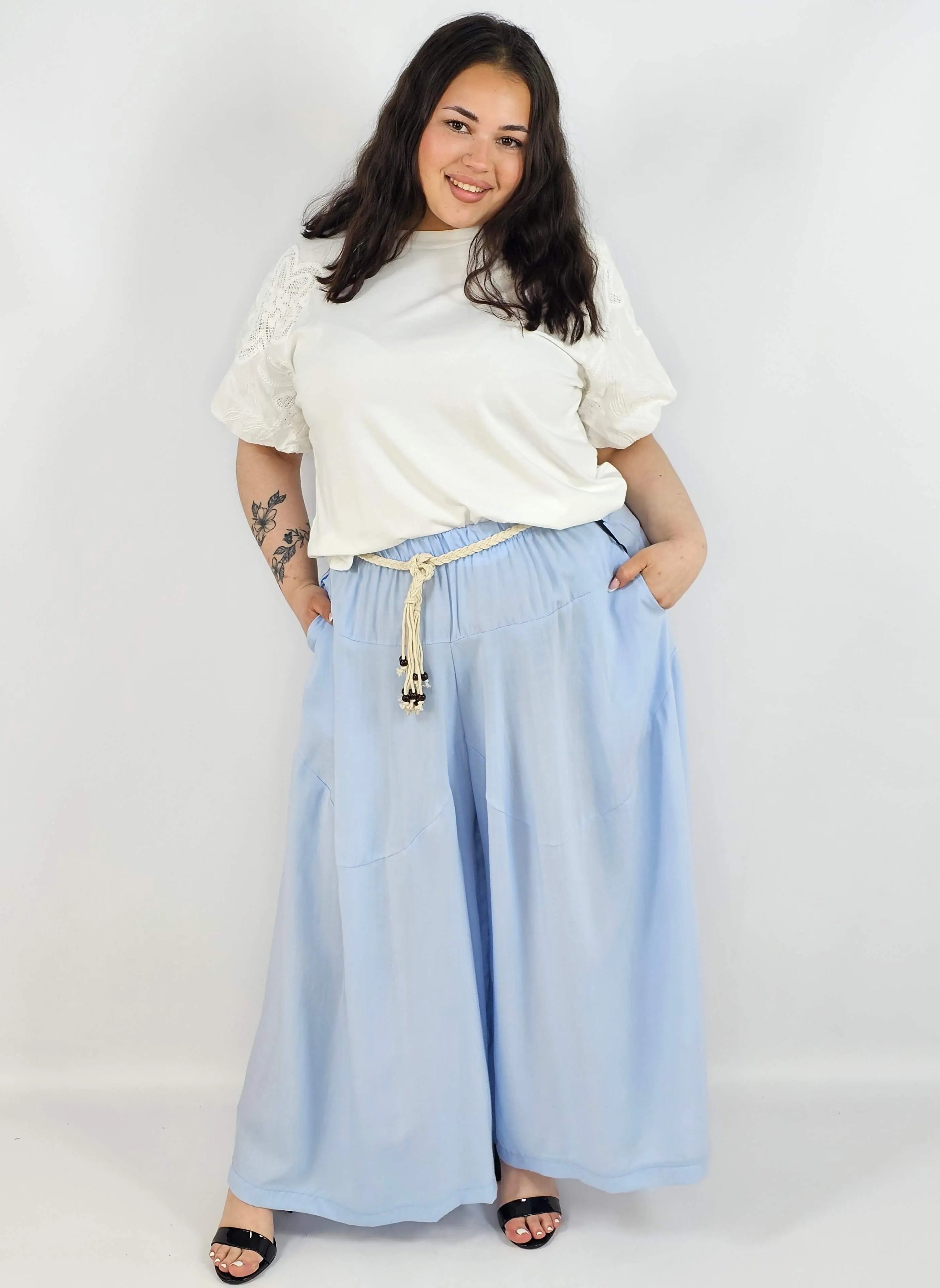 Spodnie plus size XXL z ozdobnym paskiem – lekkie i wygodne Stylowa XL