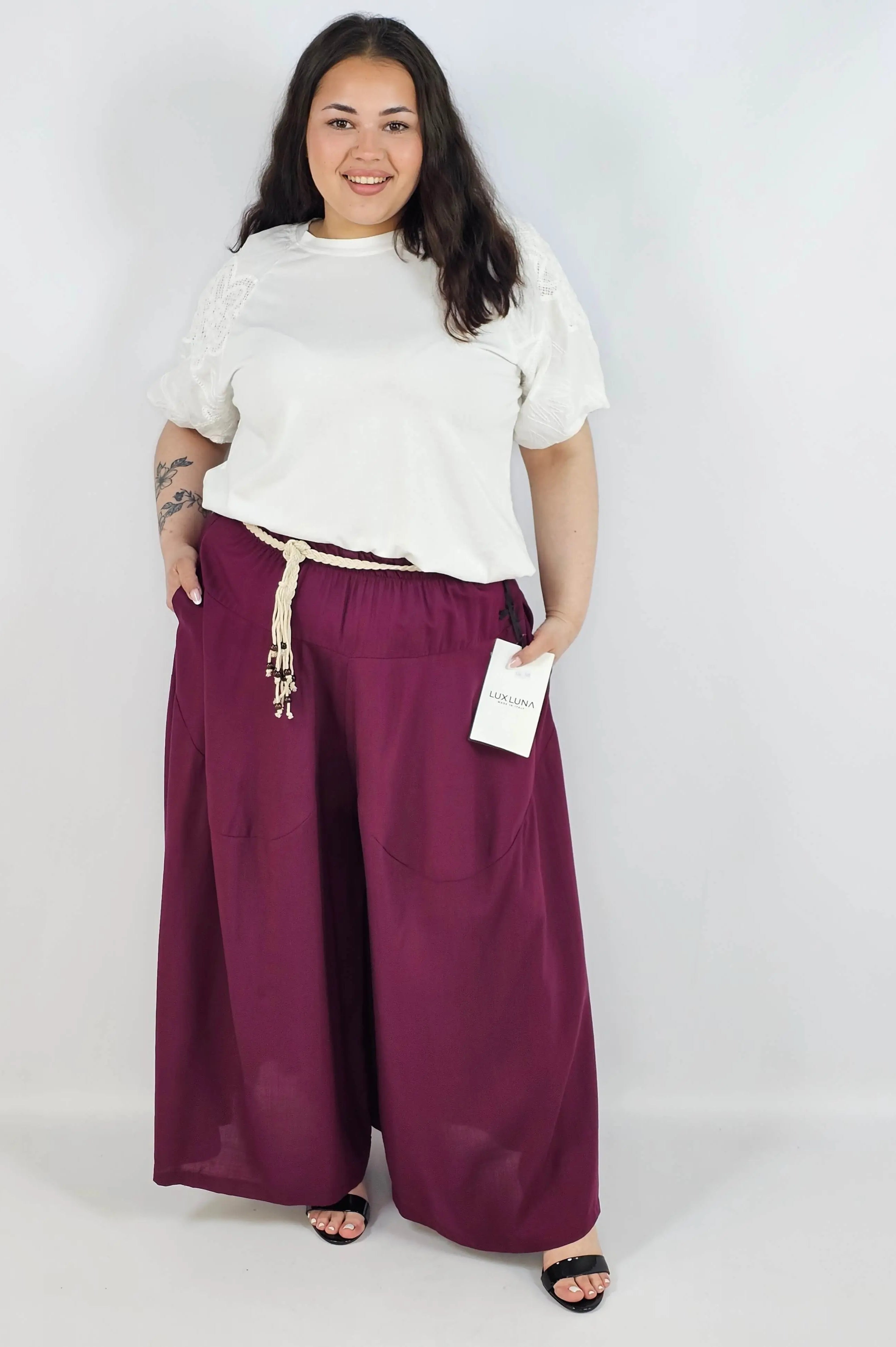 Spodnie plus size XXL z ozdobnym paskiem – lekkie i wygodne Stylowa XL