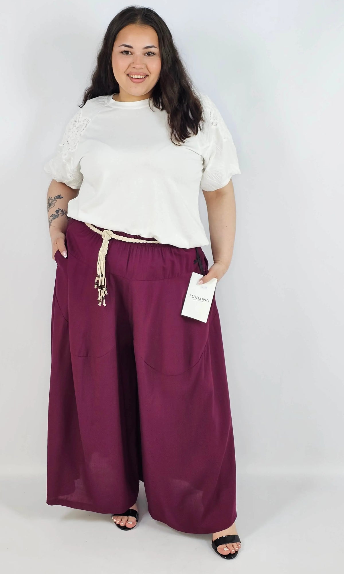 Spodnie plus size XXL z ozdobnym paskiem – lekkie i wygodne Stylowa XL