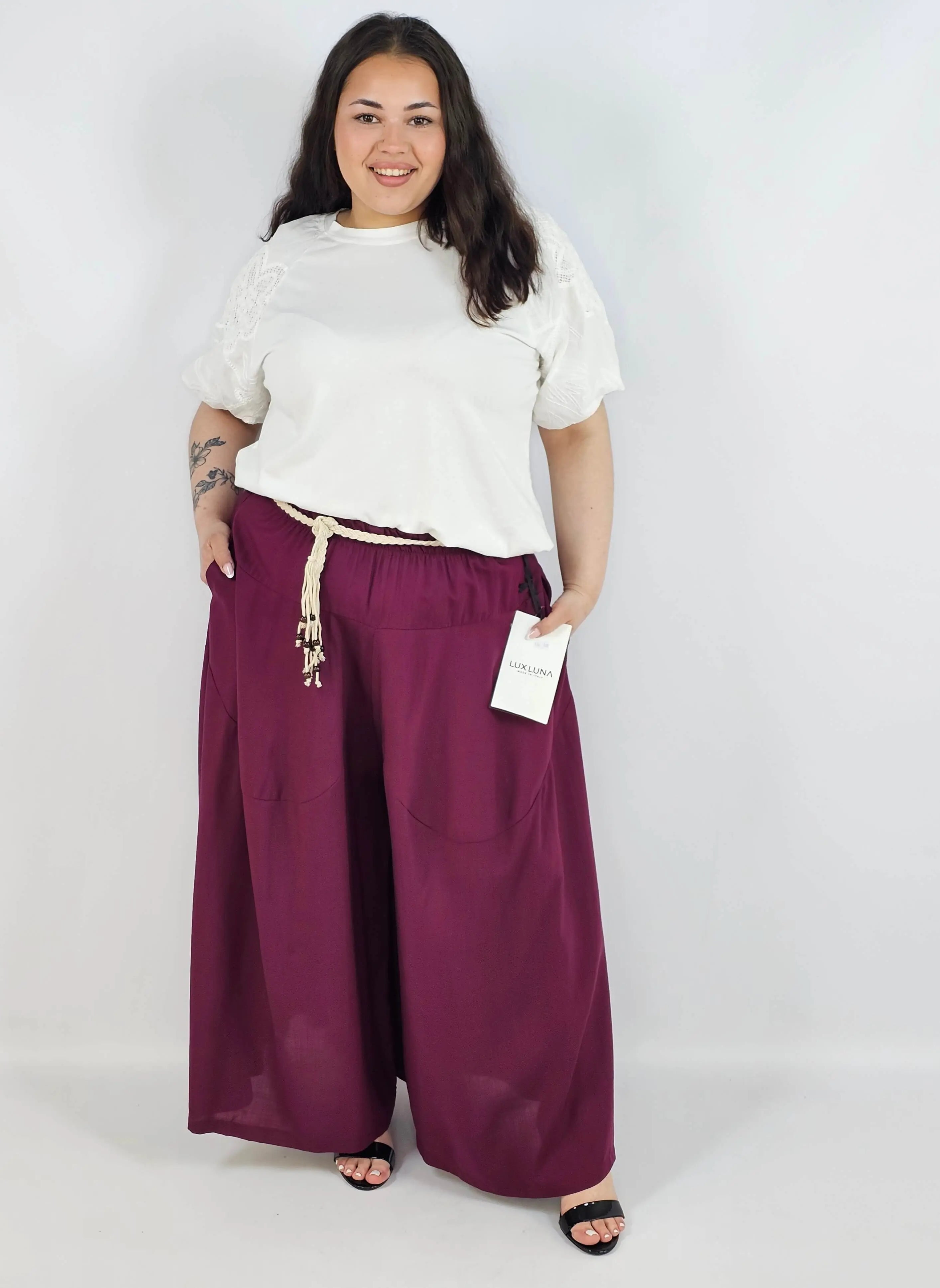 Spodnie plus size XXL z ozdobnym paskiem – lekkie i wygodne Stylowa XL