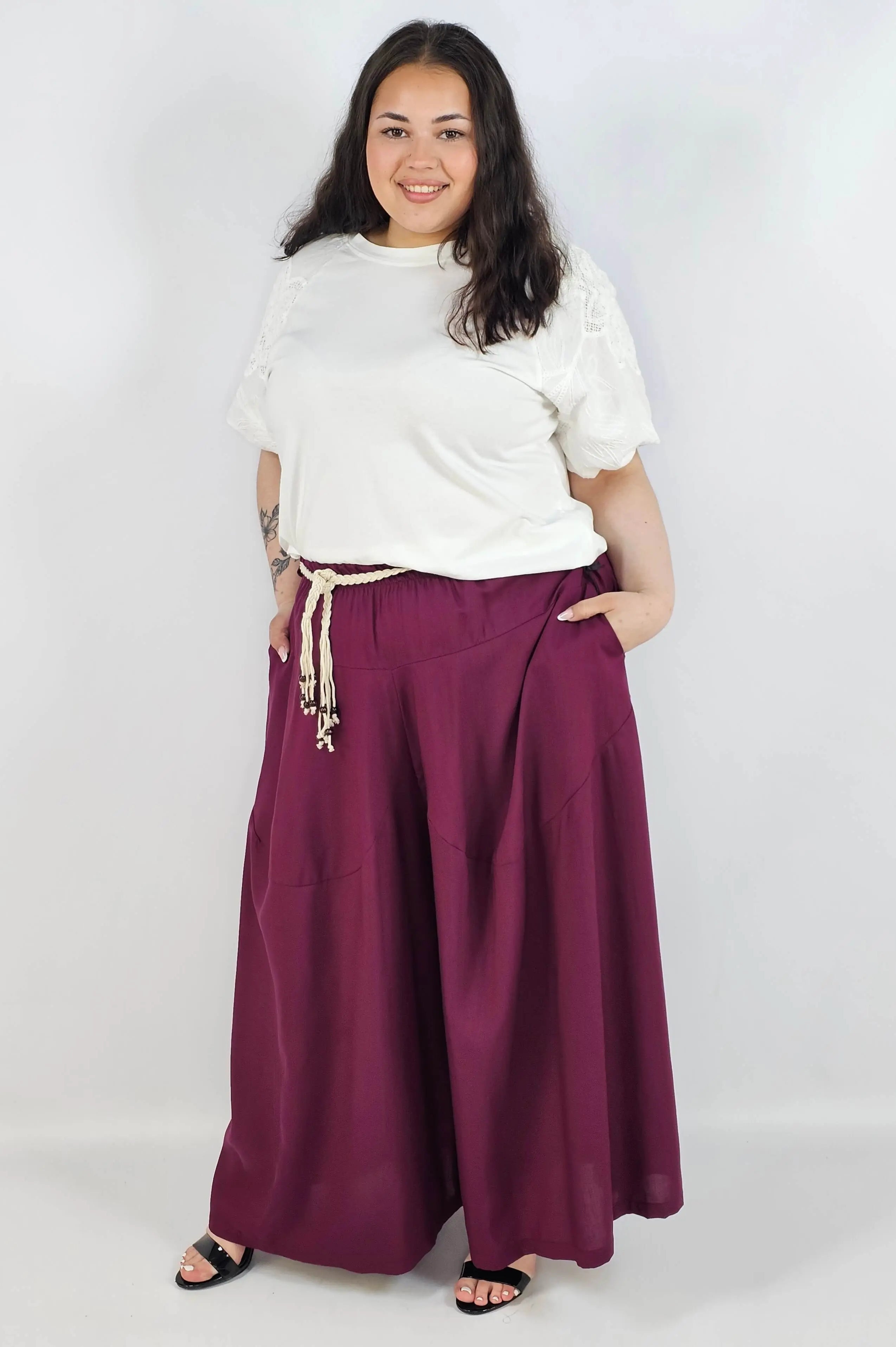 Spodnie plus size XXL z ozdobnym paskiem – lekkie i wygodne Stylowa XL