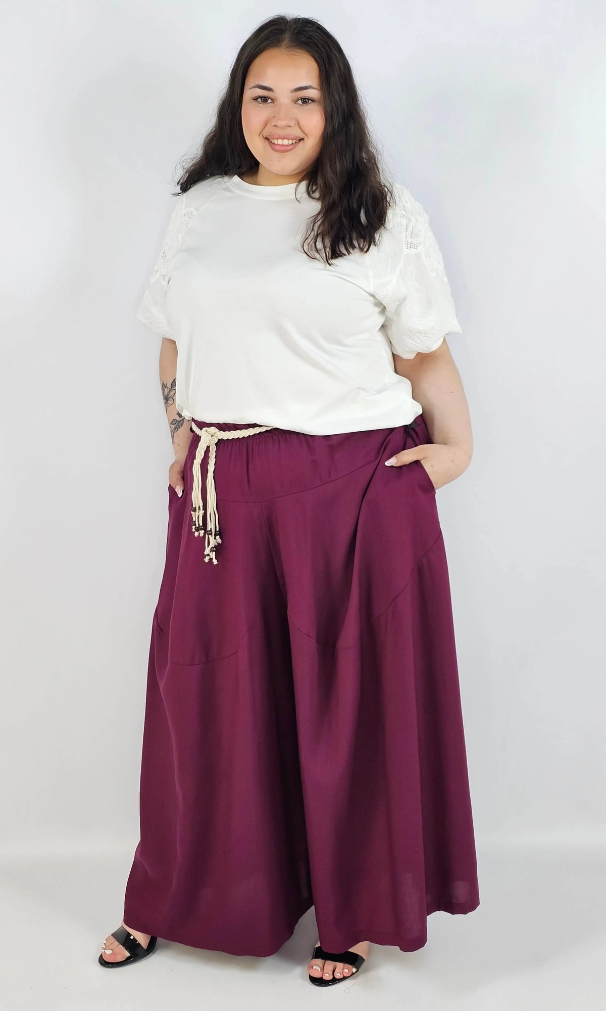 Spodnie plus size XXL z ozdobnym paskiem – lekkie i wygodne Stylowa XL