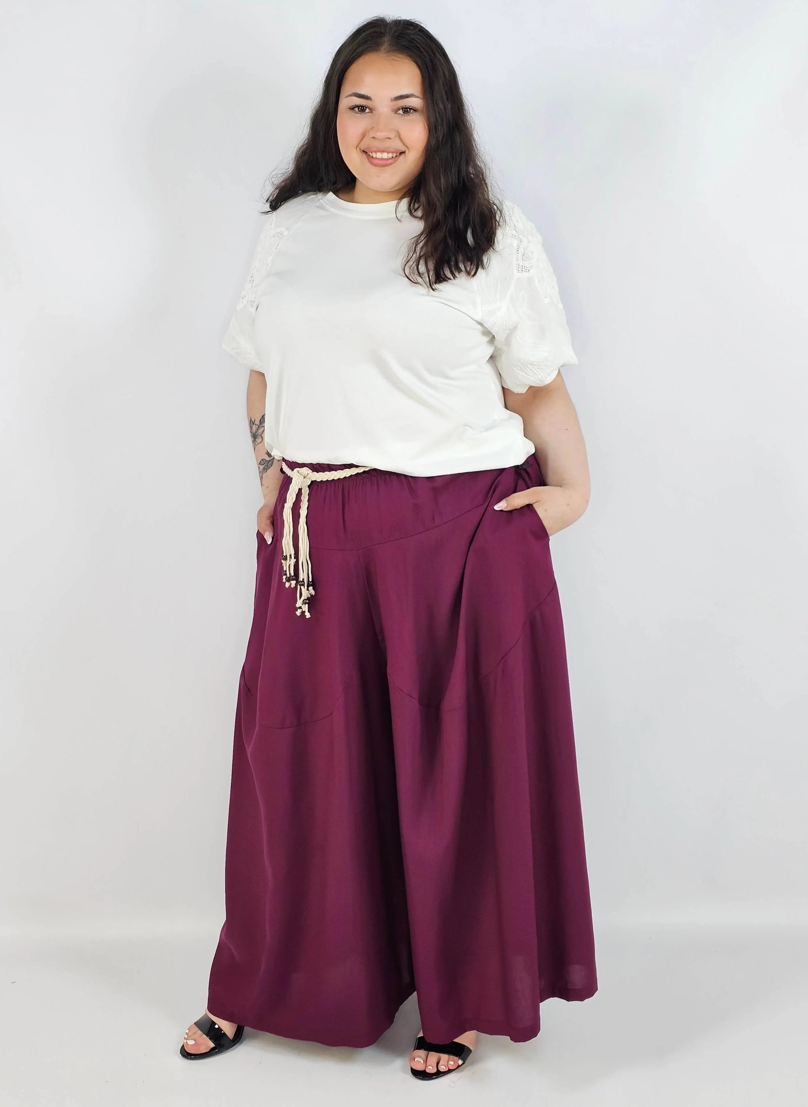 Spodnie plus size XXL z ozdobnym paskiem – lekkie i wygodne Stylowa XL
