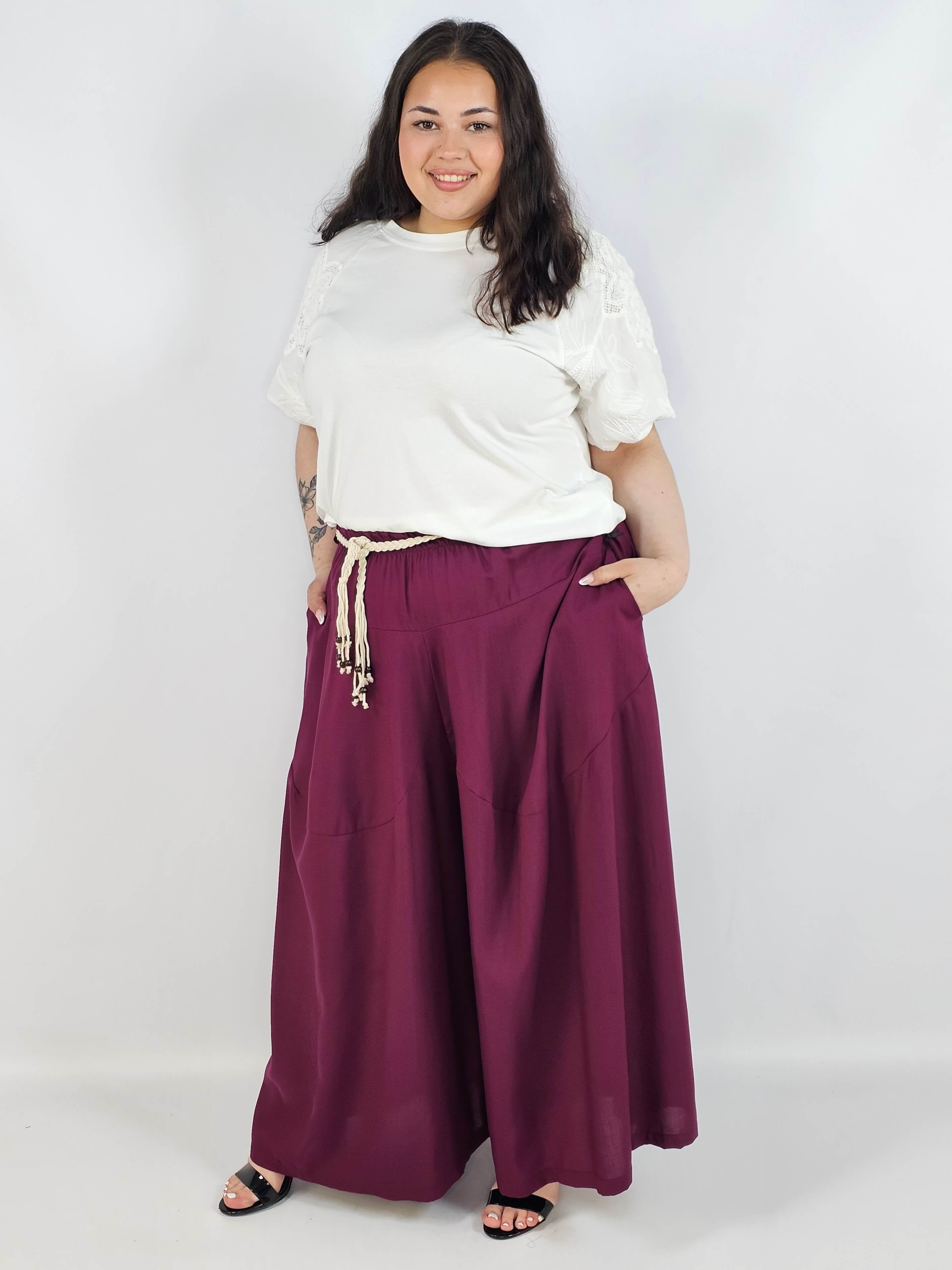 Spodnie plus size XXL z ozdobnym paskiem – lekkie i wygodne Stylowa XL