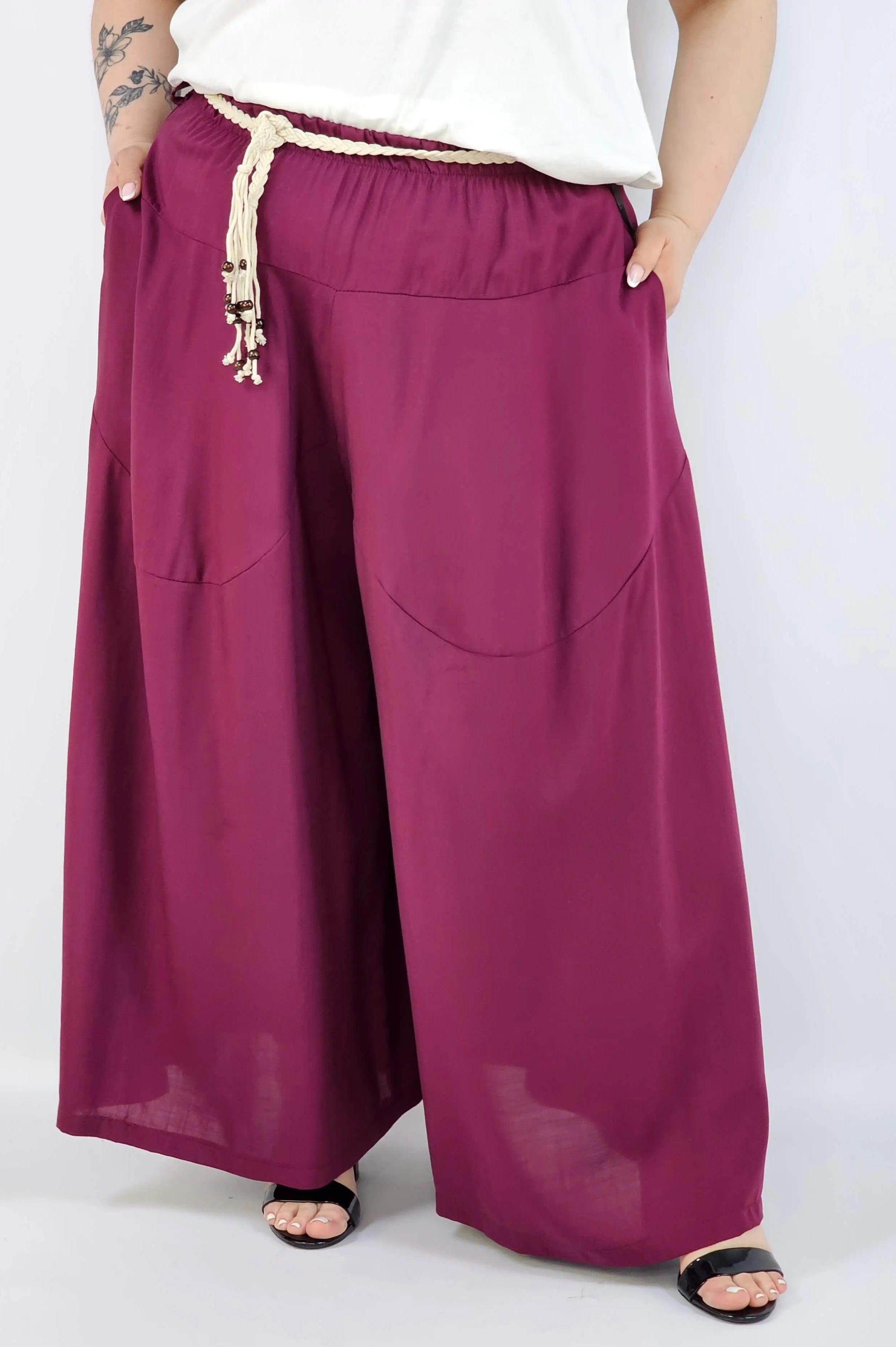 Spodnie plus size XXL z ozdobnym paskiem – lekkie i wygodne Stylowa XL