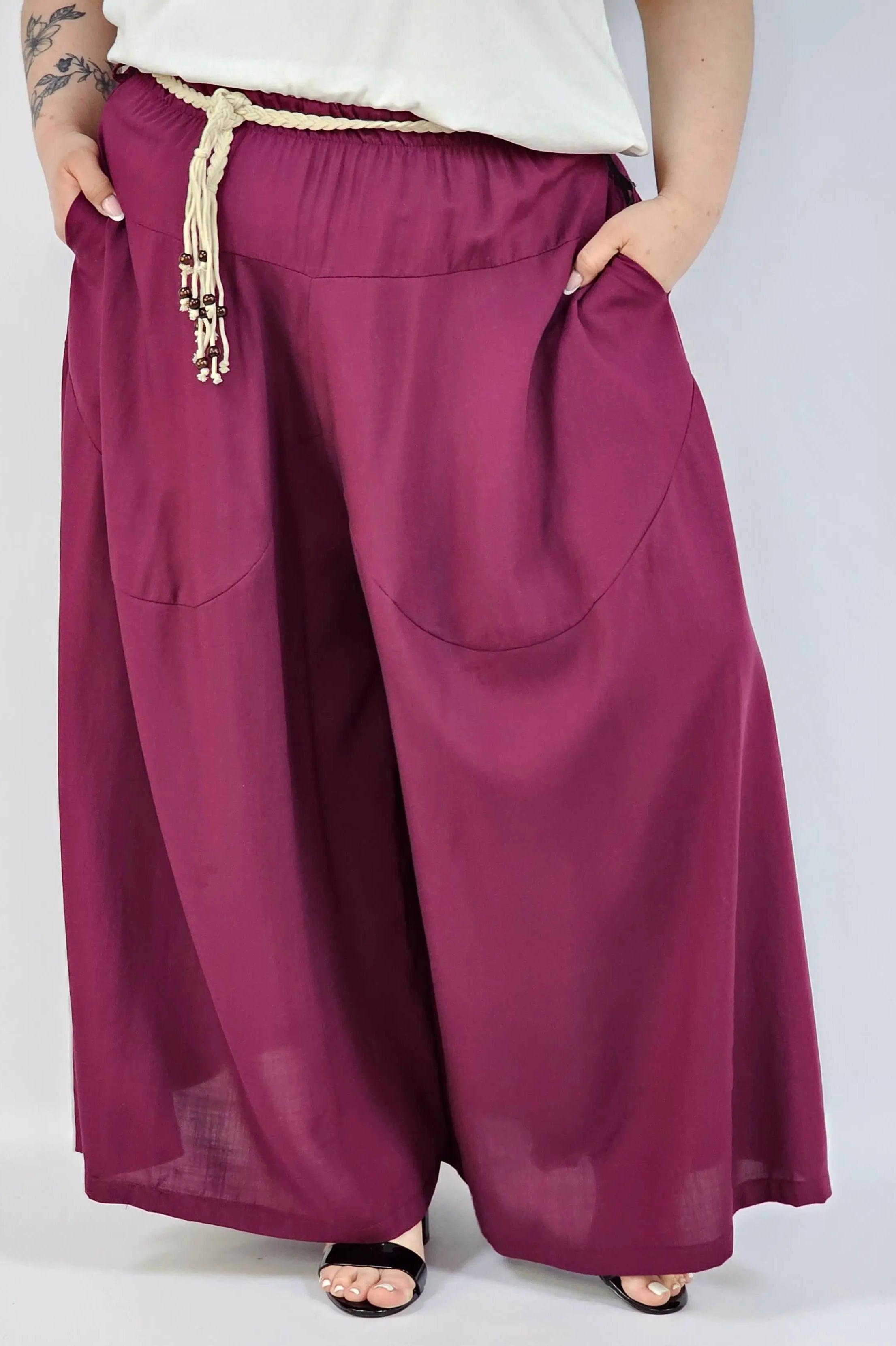 Spodnie plus size XXL z ozdobnym paskiem – lekkie i wygodne Stylowa XL