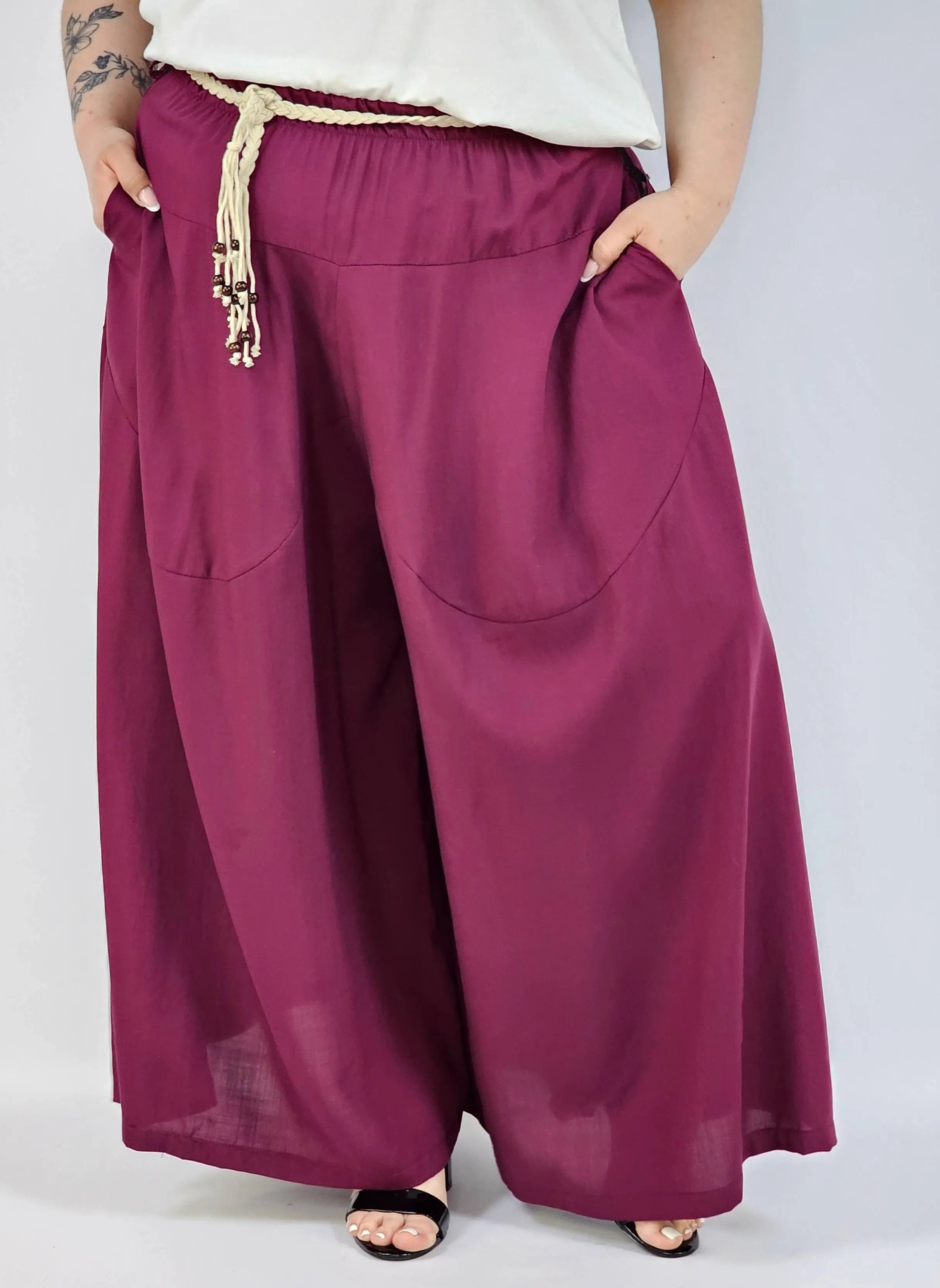 Spodnie plus size XXL z ozdobnym paskiem – lekkie i wygodne Stylowa XL