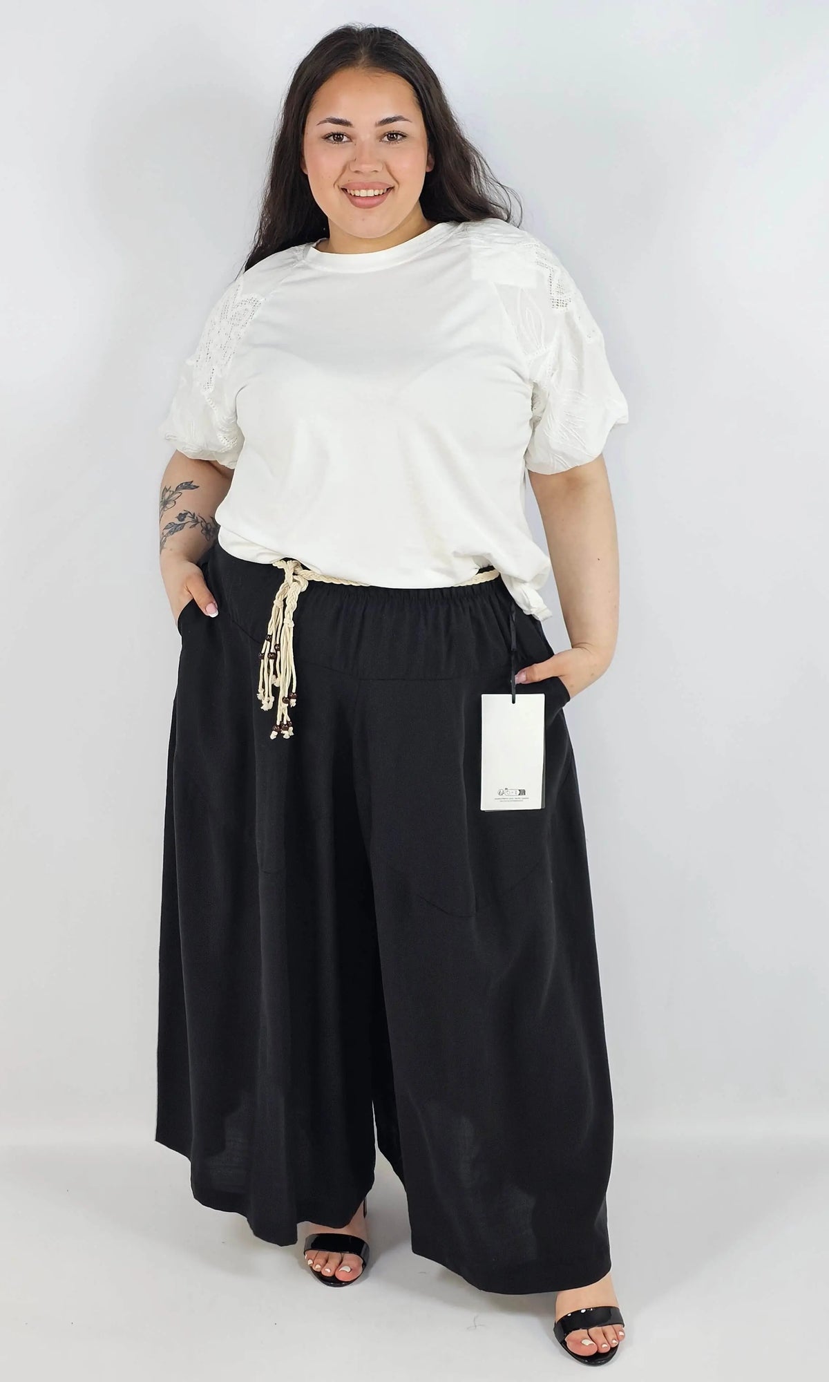 Spodnie plus size XXL z ozdobnym paskiem – lekkie i wygodne Stylowa XL
