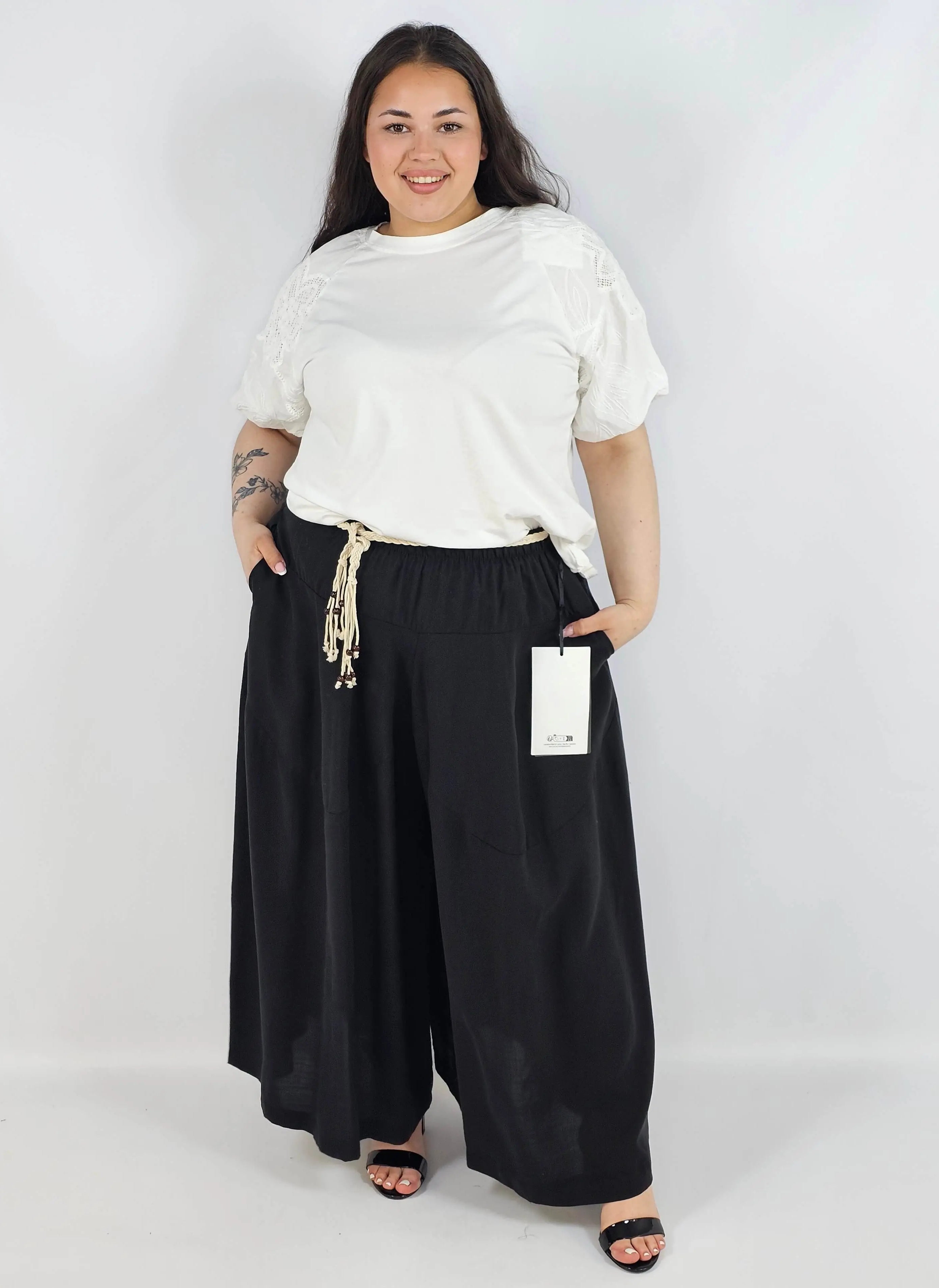 Spodnie plus size XXL z ozdobnym paskiem – lekkie i wygodne Stylowa XL