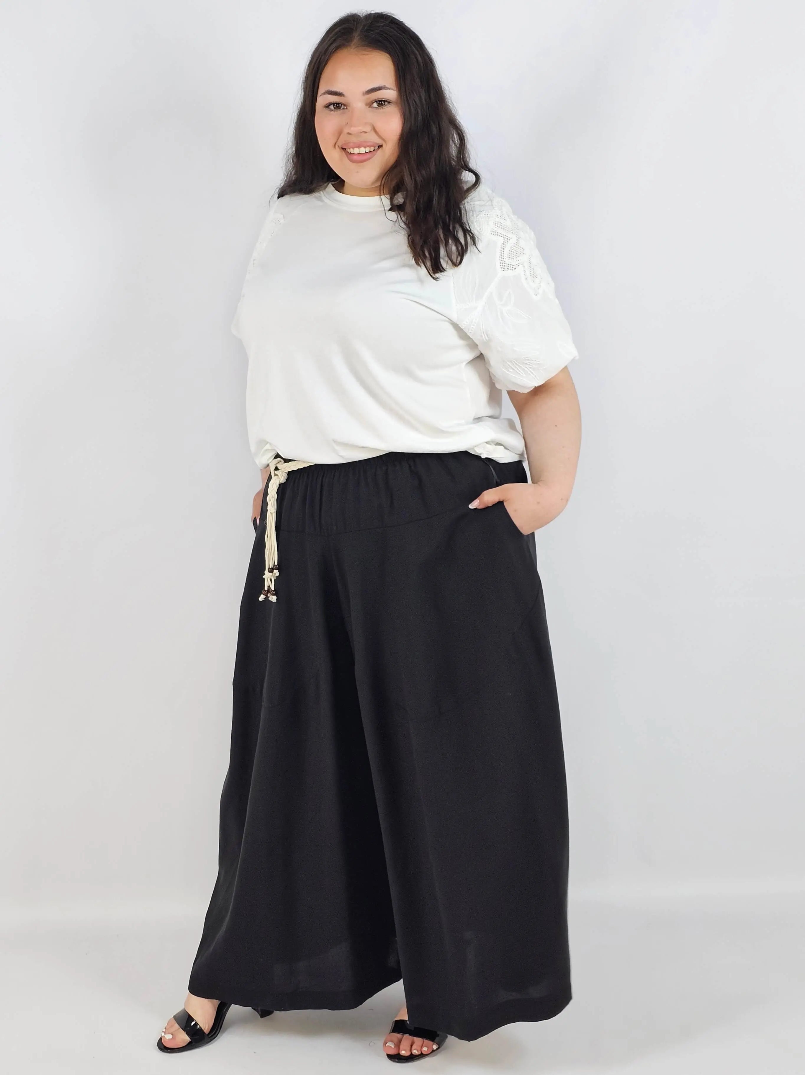Spodnie plus size XXL z ozdobnym paskiem – lekkie i wygodne Stylowa XL