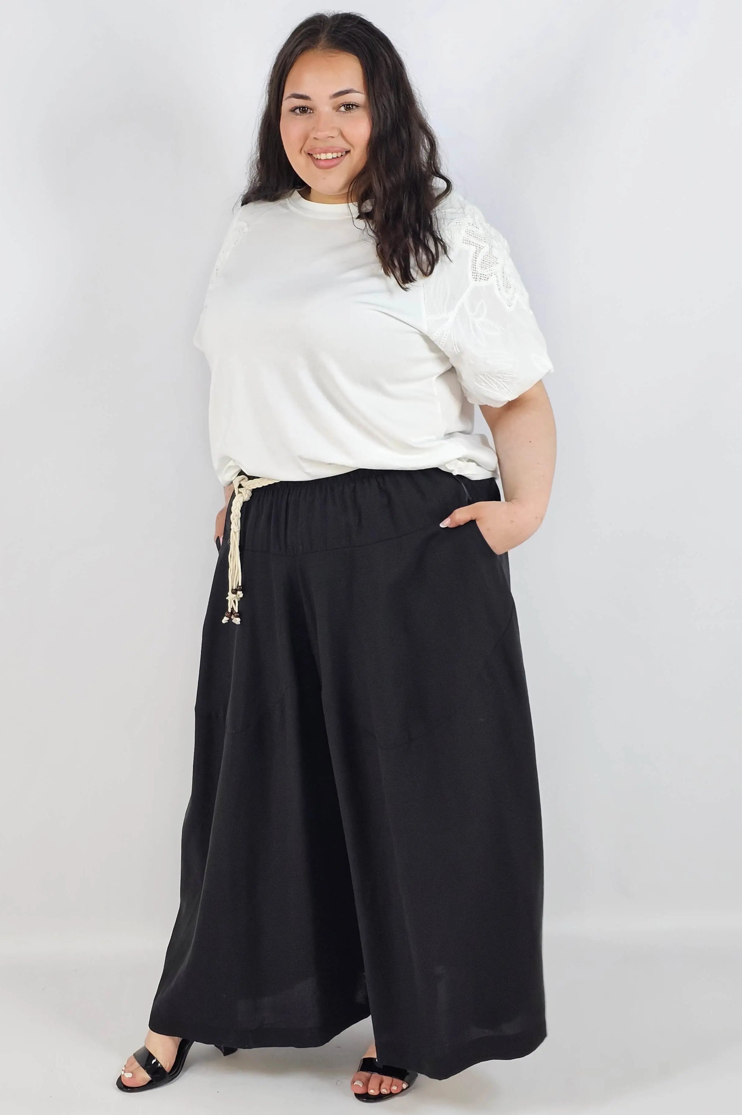 Spodnie plus size XXL z ozdobnym paskiem – lekkie i wygodne Stylowa XL