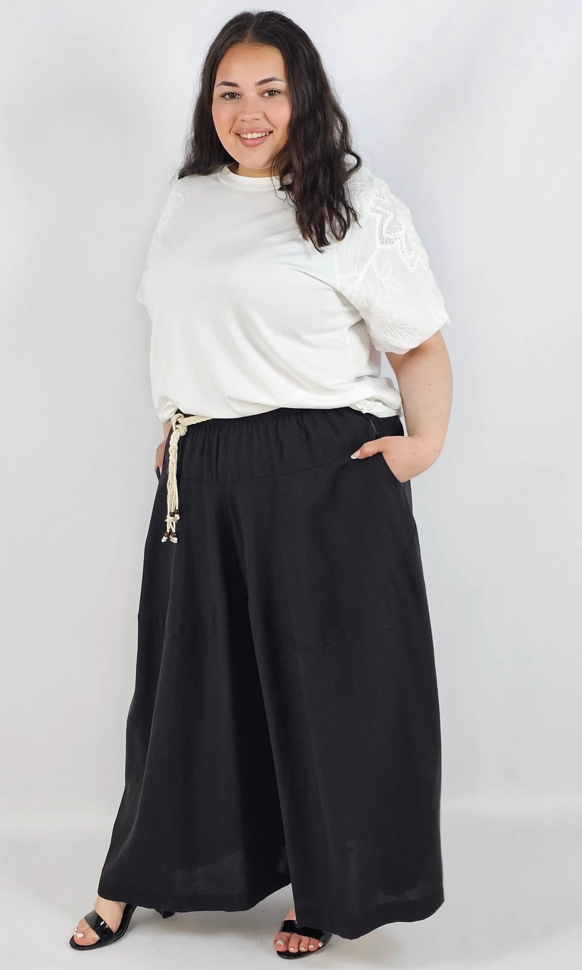 Spodnie plus size XXL z ozdobnym paskiem – lekkie i wygodne Stylowa XL