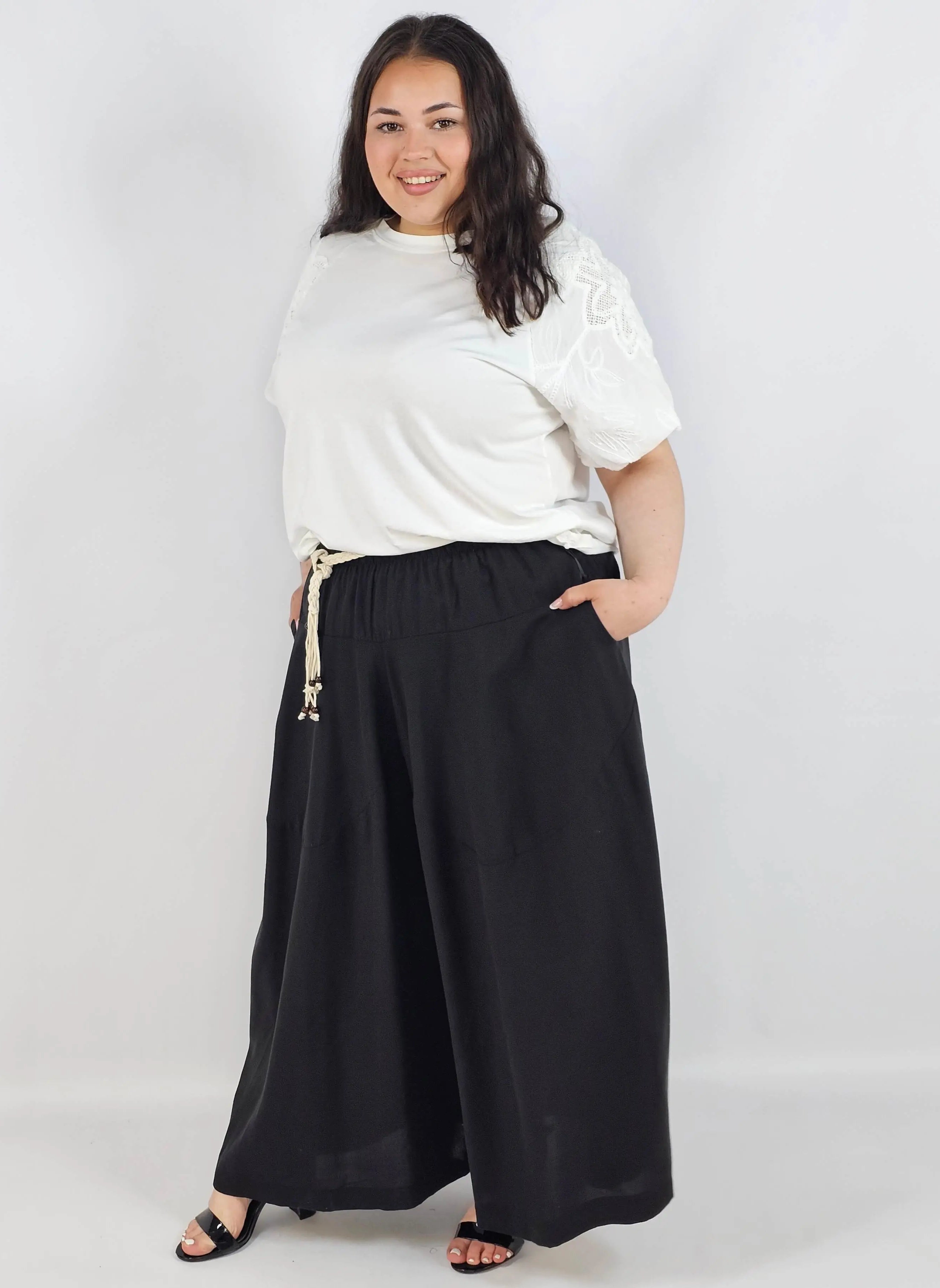 Spodnie plus size XXL z ozdobnym paskiem – lekkie i wygodne Stylowa XL