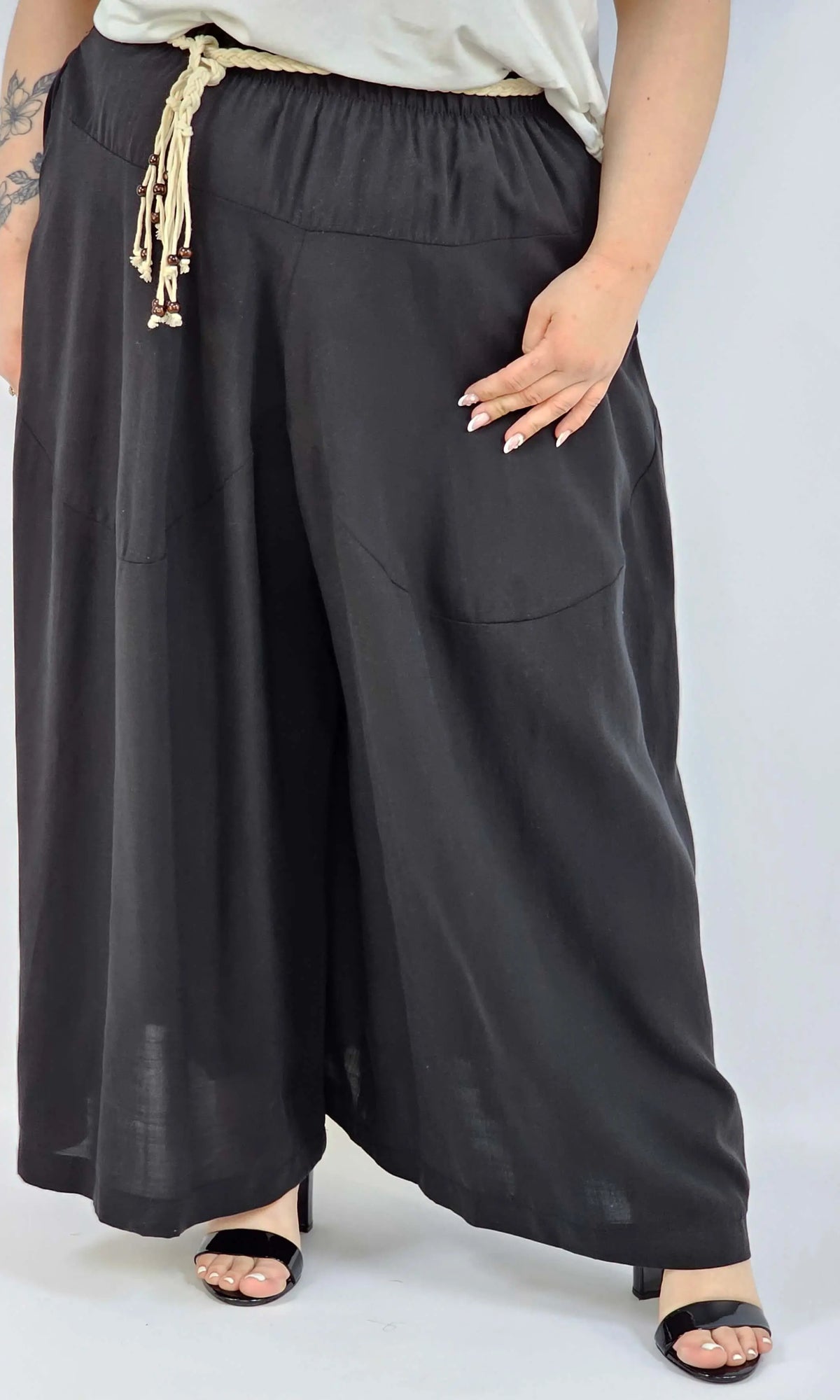 Spodnie plus size XXL z ozdobnym paskiem – lekkie i wygodne Stylowa XL