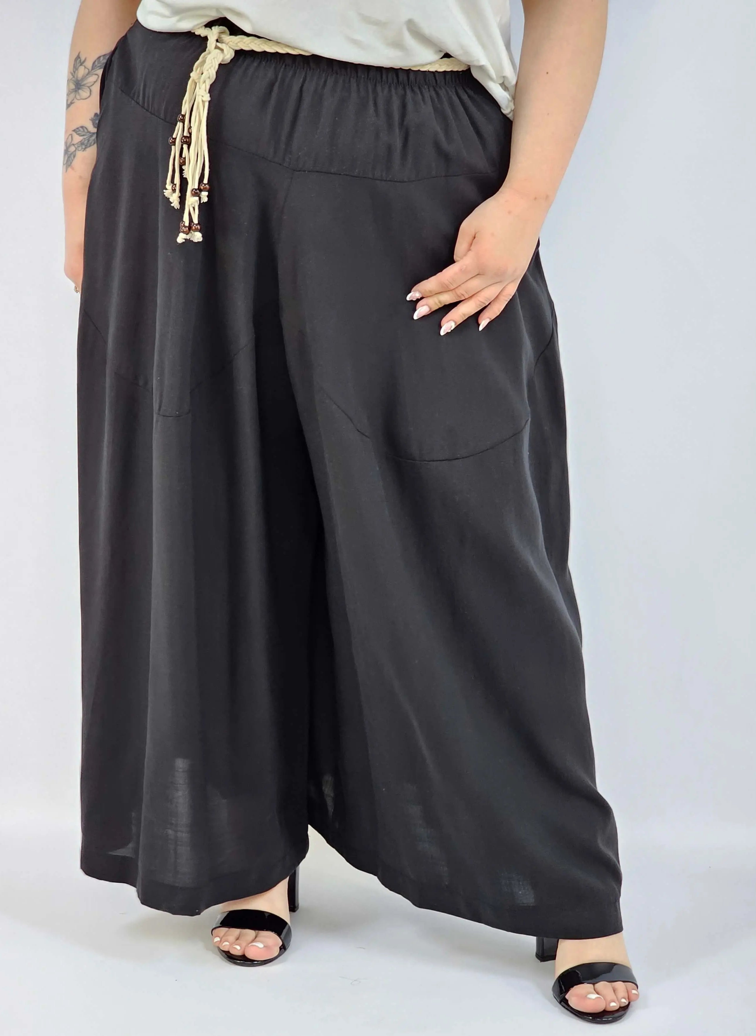 Spodnie plus size XXL z ozdobnym paskiem – lekkie i wygodne Stylowa XL