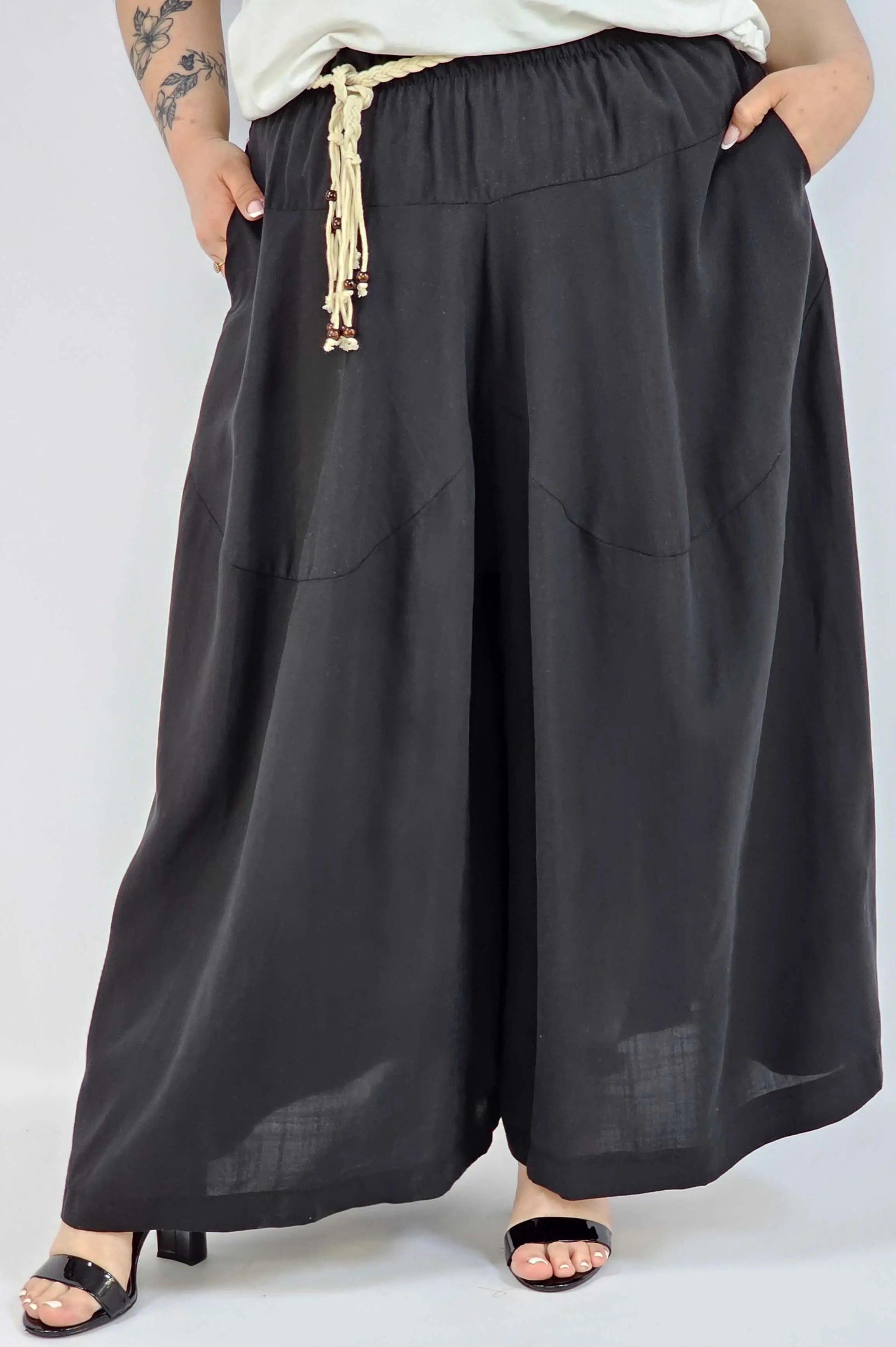 Spodnie plus size XXL z ozdobnym paskiem – lekkie i wygodne Stylowa XL