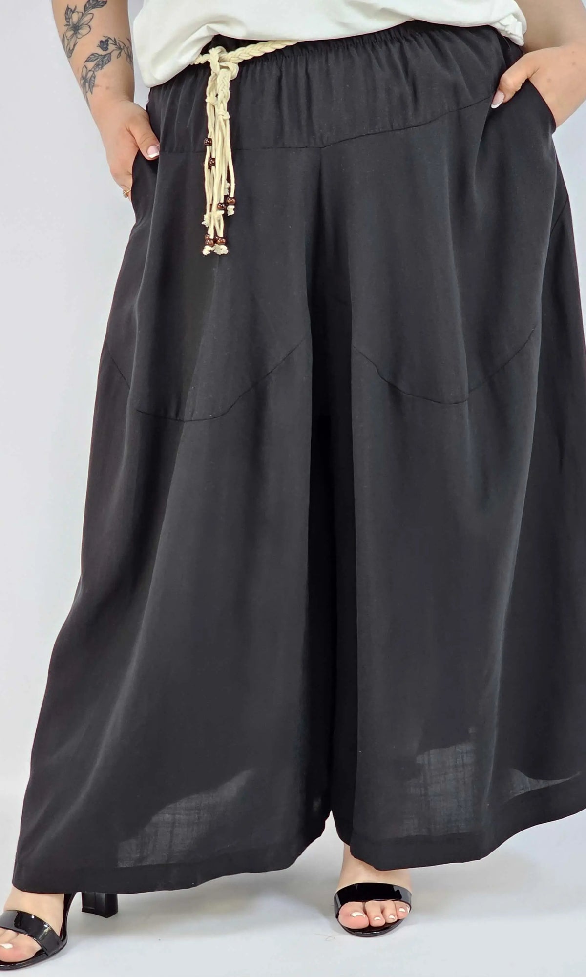Spodnie plus size XXL z ozdobnym paskiem – lekkie i wygodne Stylowa XL