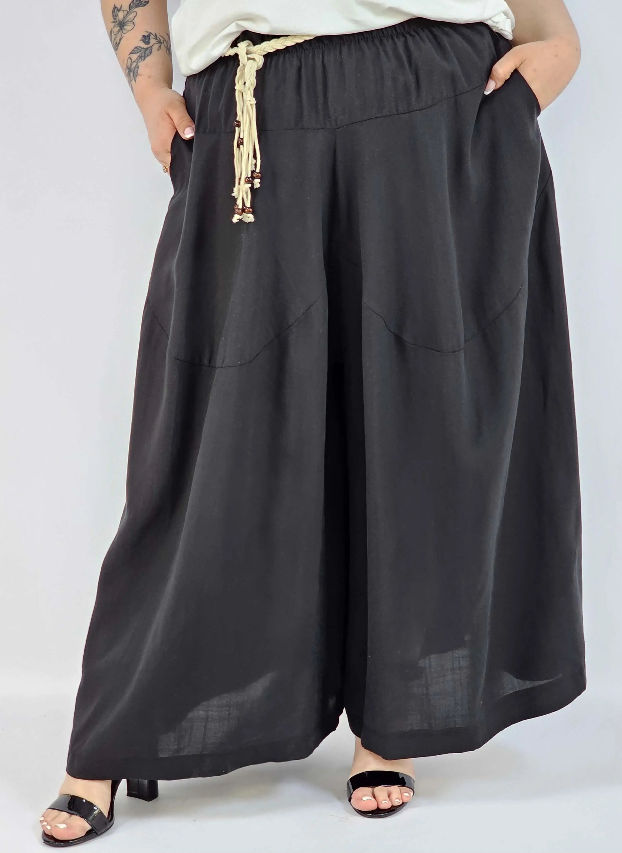 Spodnie plus size XXL z ozdobnym paskiem – lekkie i wygodne Stylowa XL