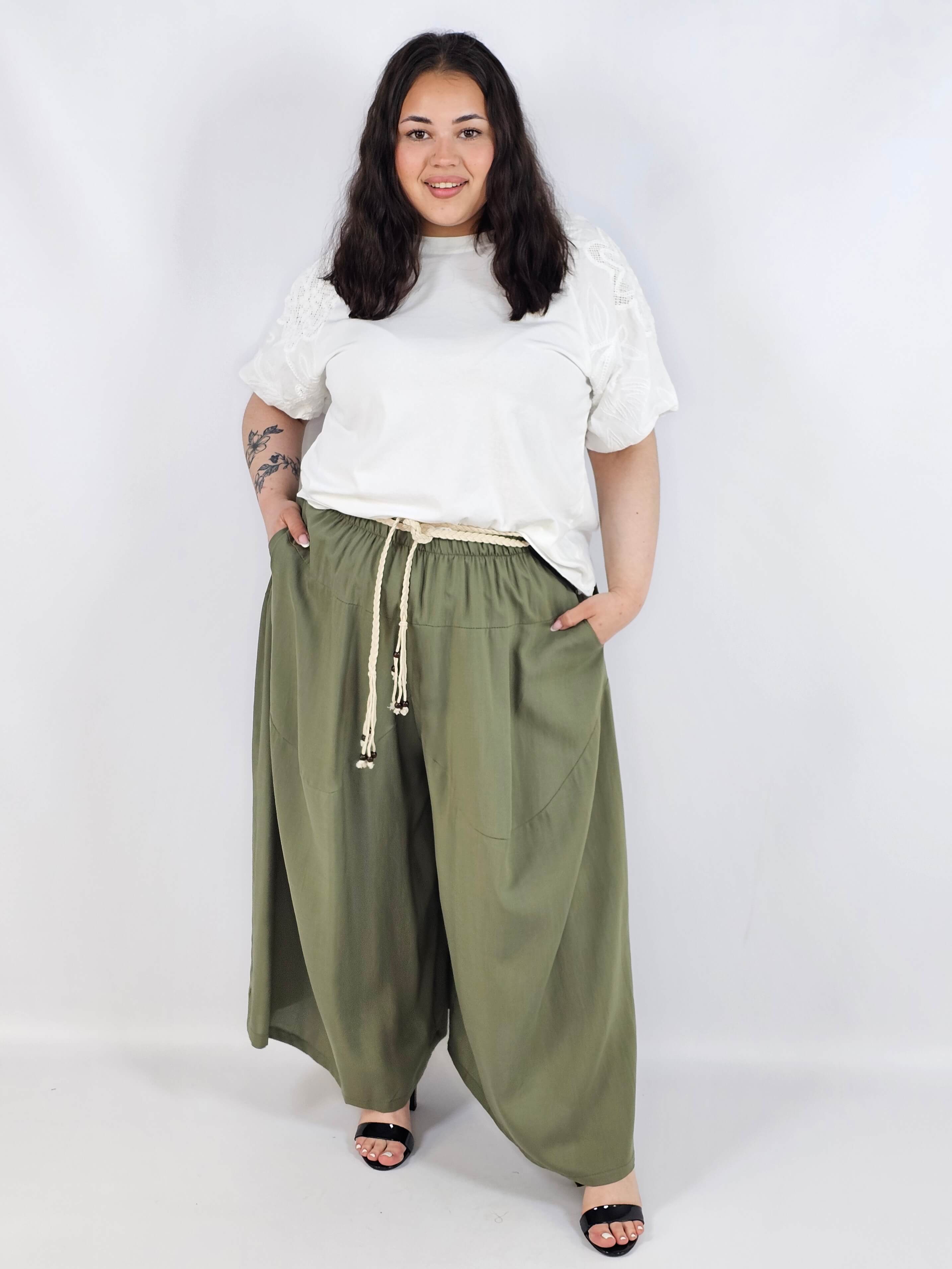 Spodnie plus size XXL z ozdobnym paskiem – lekkie i wygodne Stylowa XL