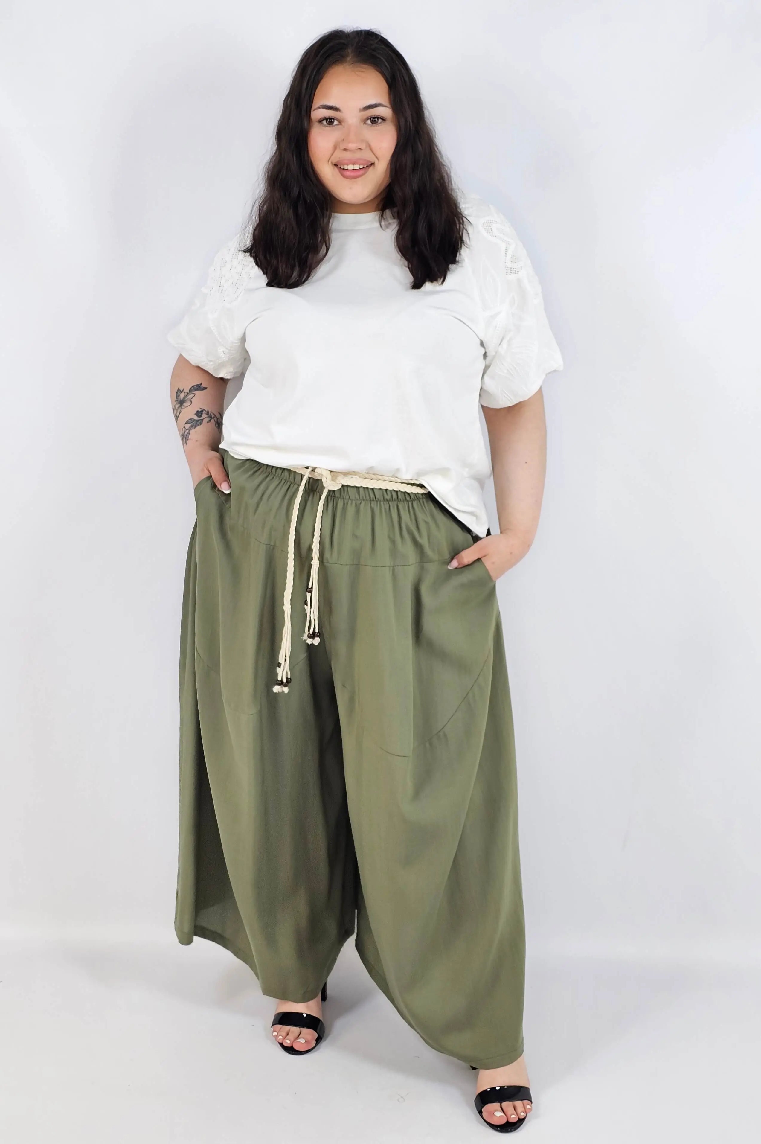 Spodnie plus size XXL z ozdobnym paskiem – lekkie i wygodne Stylowa XL