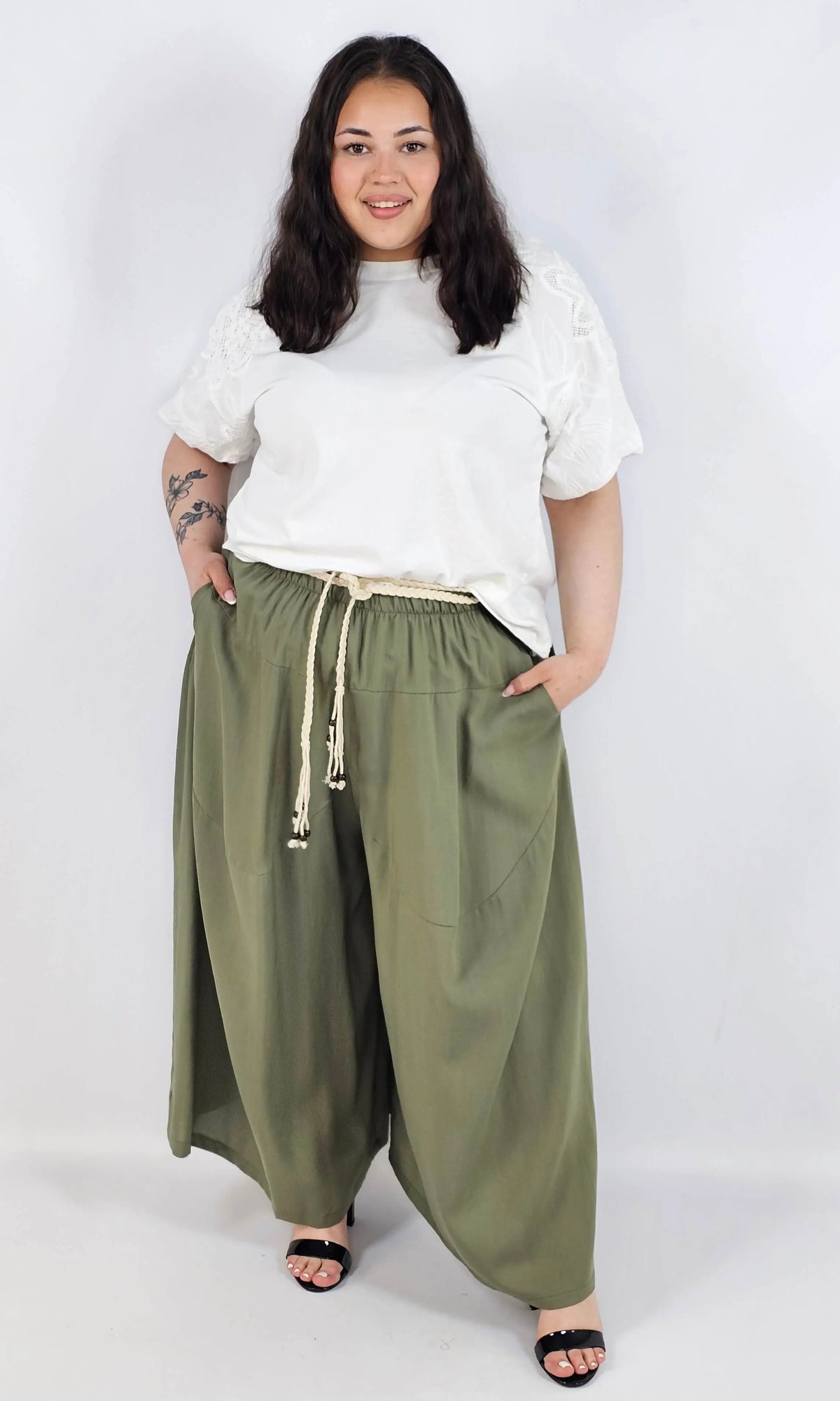 Spodnie plus size XXL z ozdobnym paskiem – lekkie i wygodne Stylowa XL