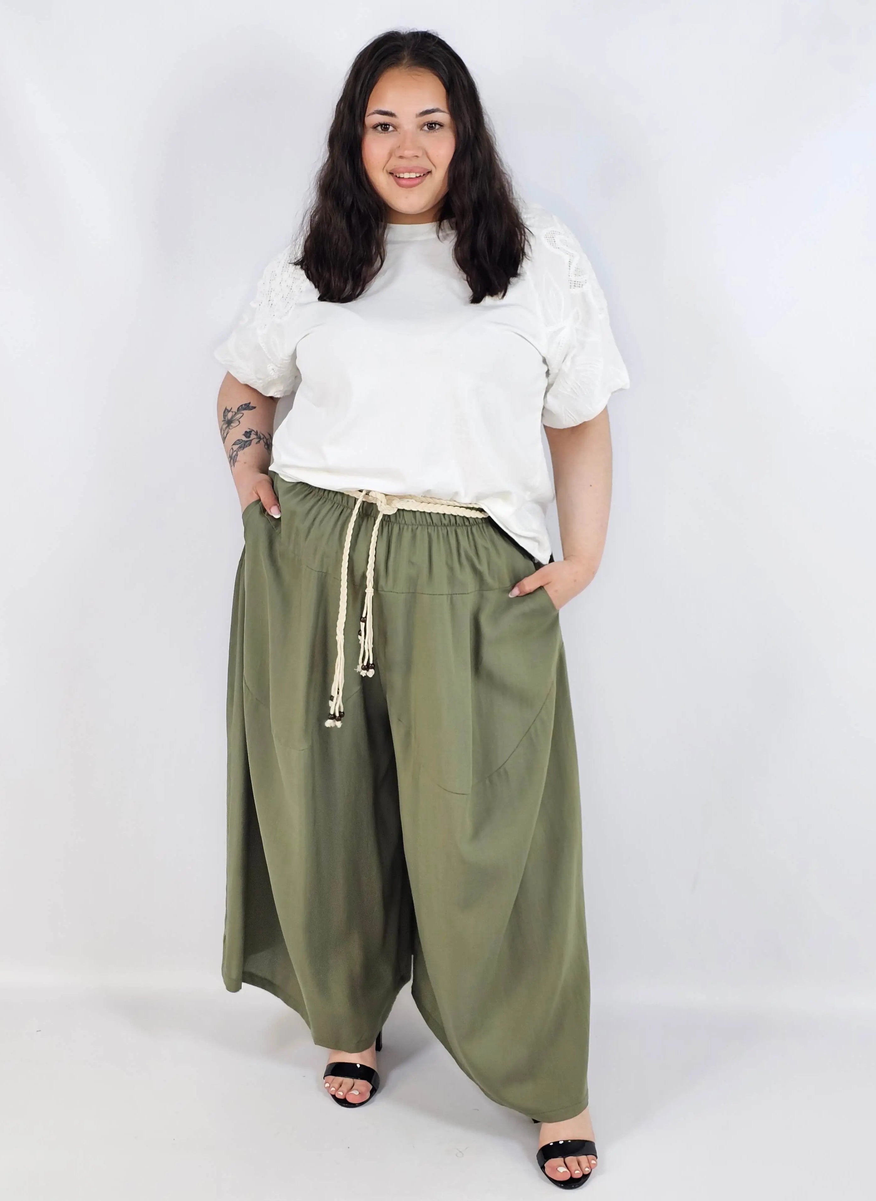 Spodnie plus size XXL z ozdobnym paskiem – lekkie i wygodne Stylowa XL
