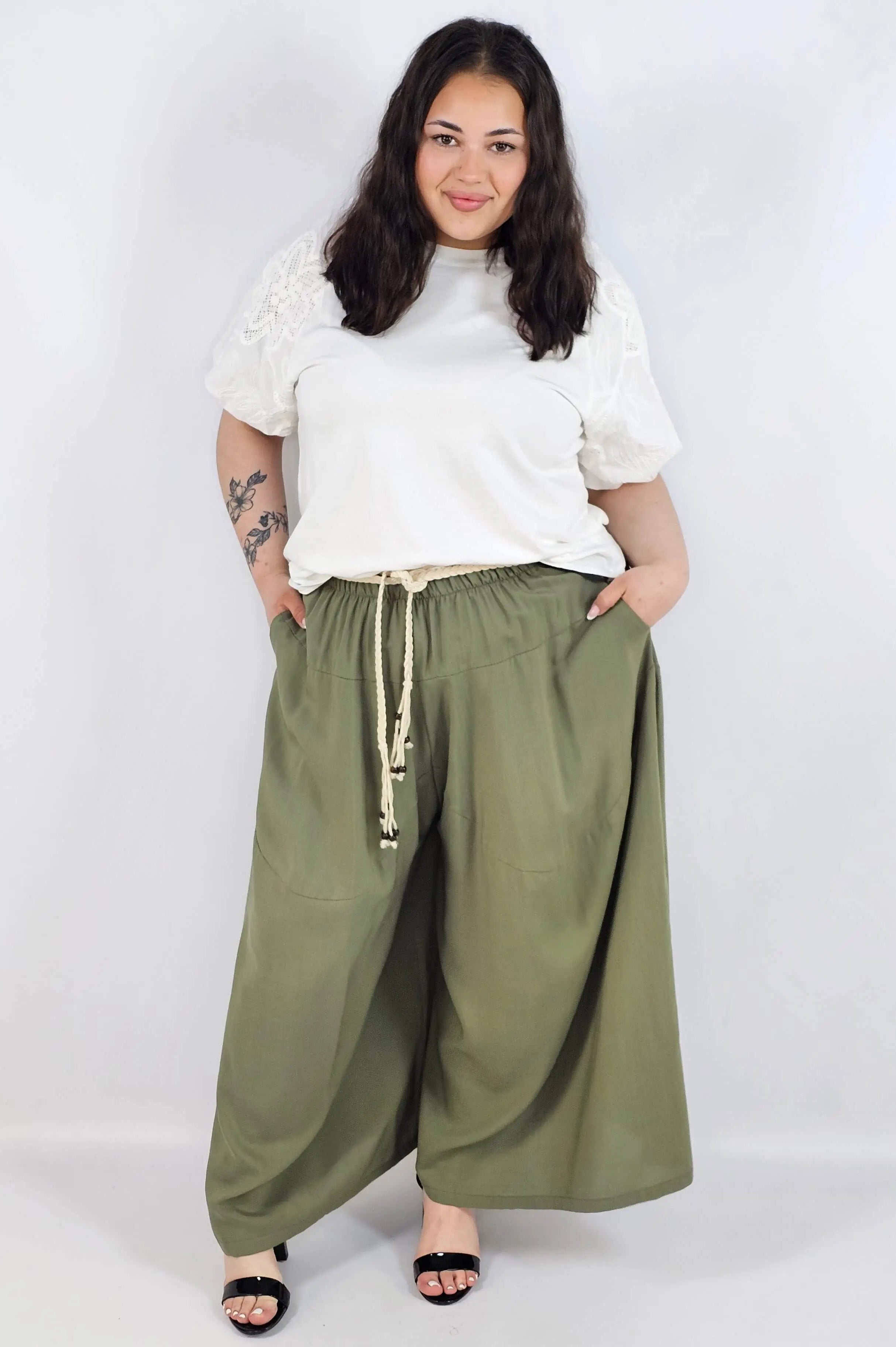 Spodnie plus size XXL z ozdobnym paskiem – lekkie i wygodne Stylowa XL