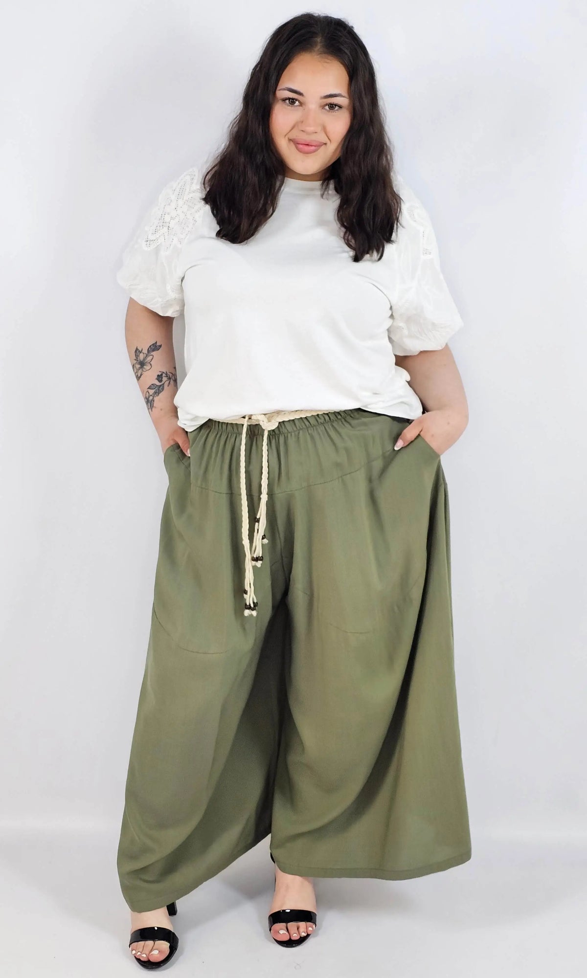 Spodnie plus size XXL z ozdobnym paskiem – lekkie i wygodne Stylowa XL