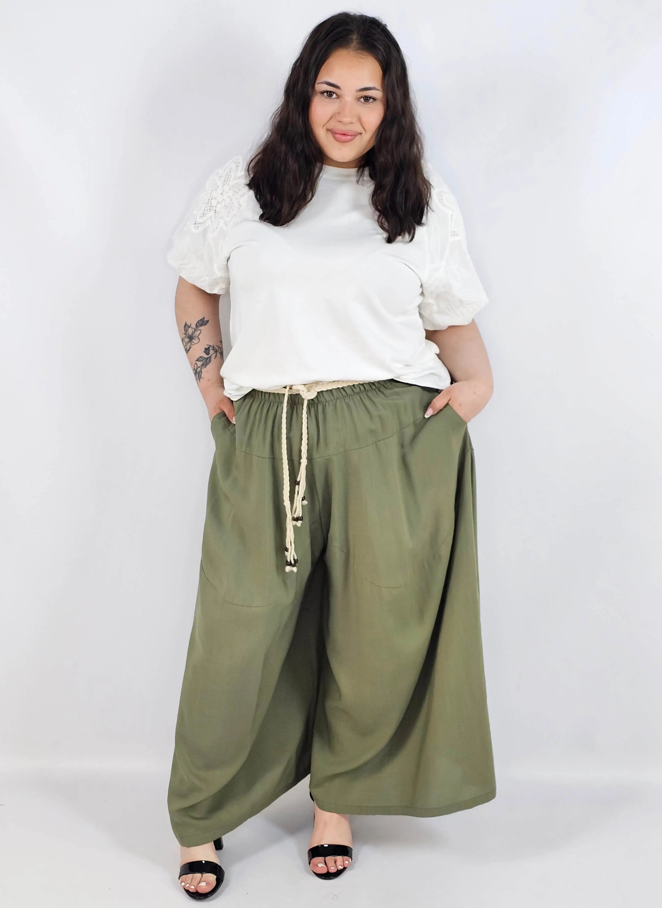 Spodnie plus size XXL z ozdobnym paskiem – lekkie i wygodne Stylowa XL