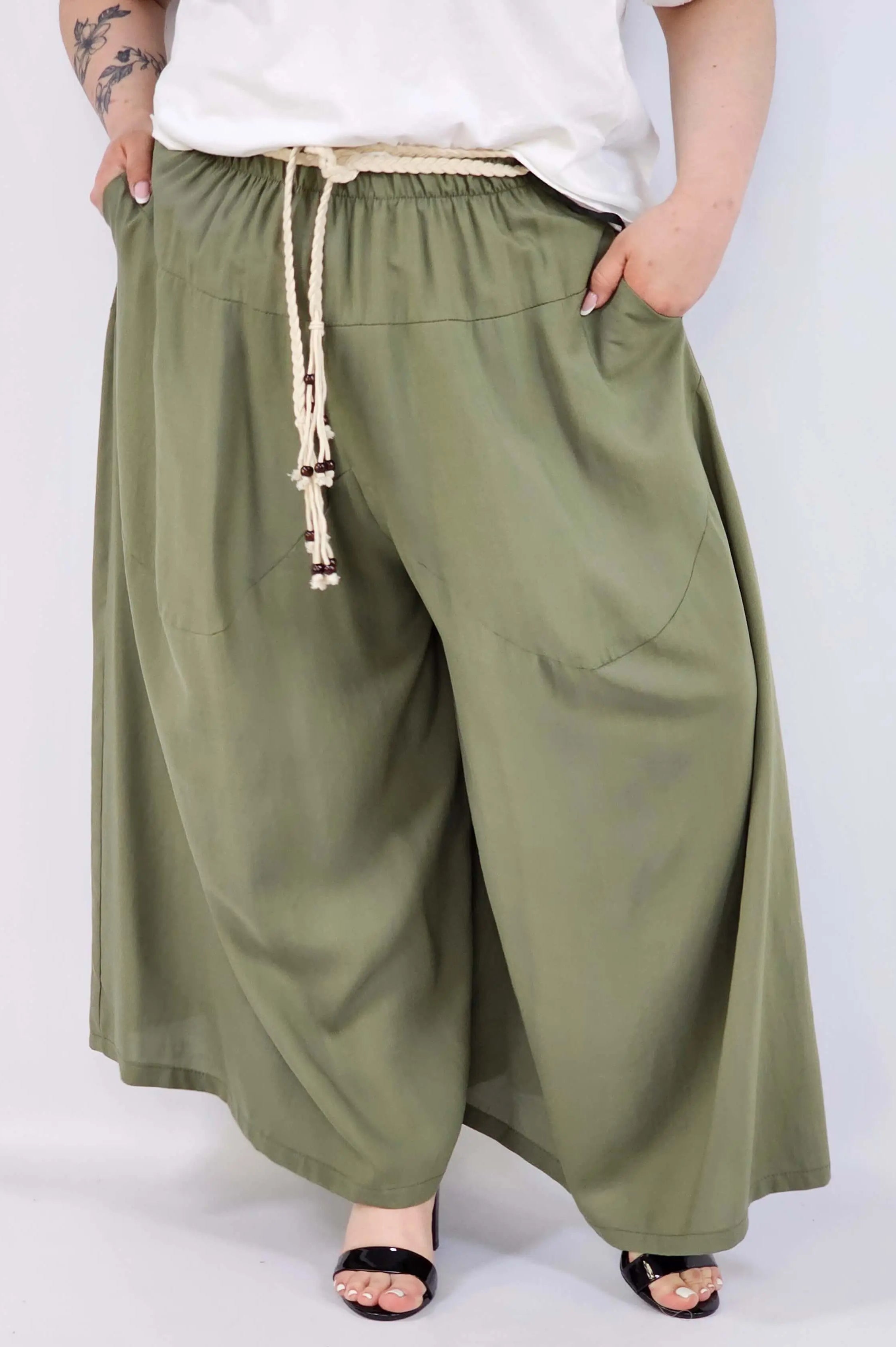 Spodnie plus size XXL z ozdobnym paskiem – lekkie i wygodne Stylowa XL