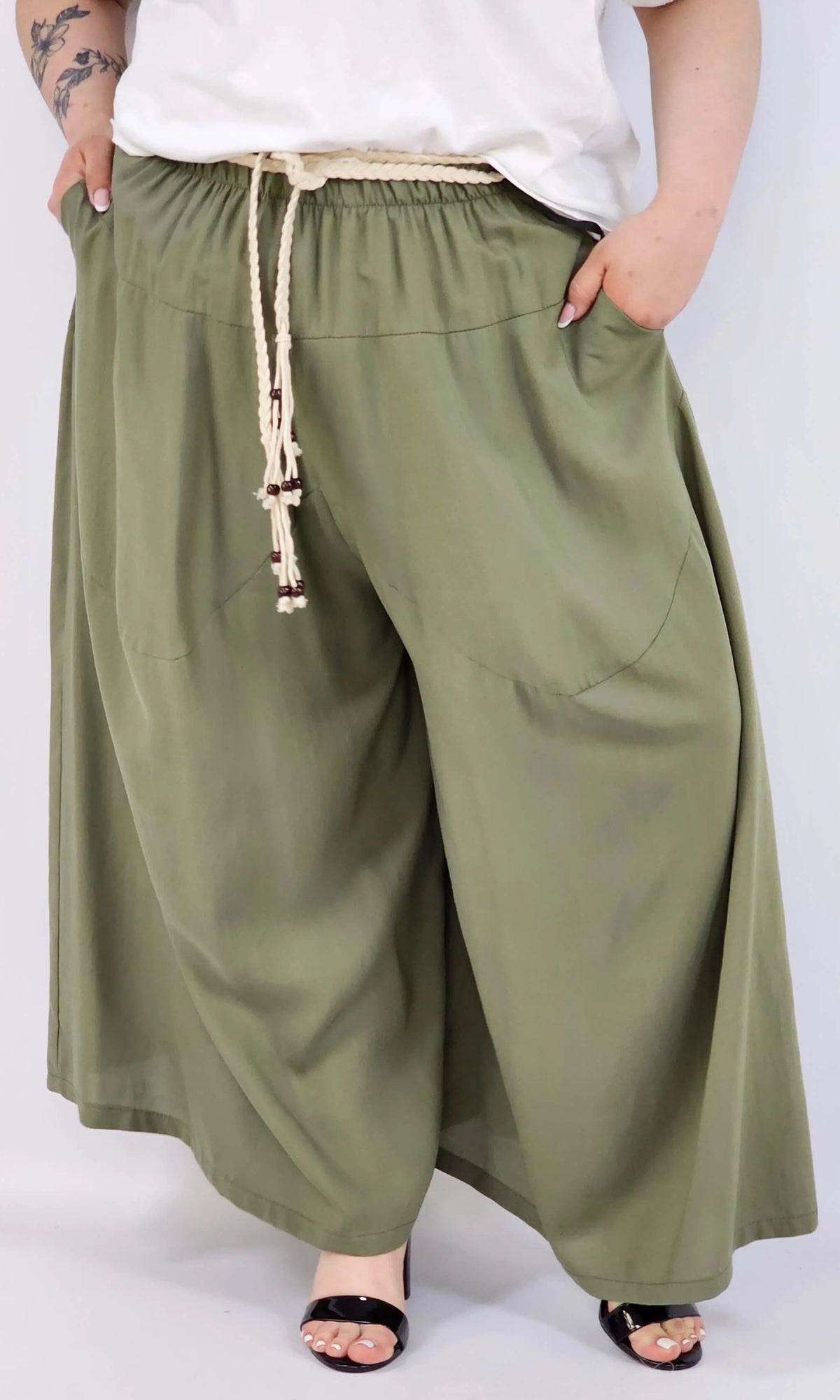Spodnie plus size XXL z ozdobnym paskiem – lekkie i wygodne Stylowa XL