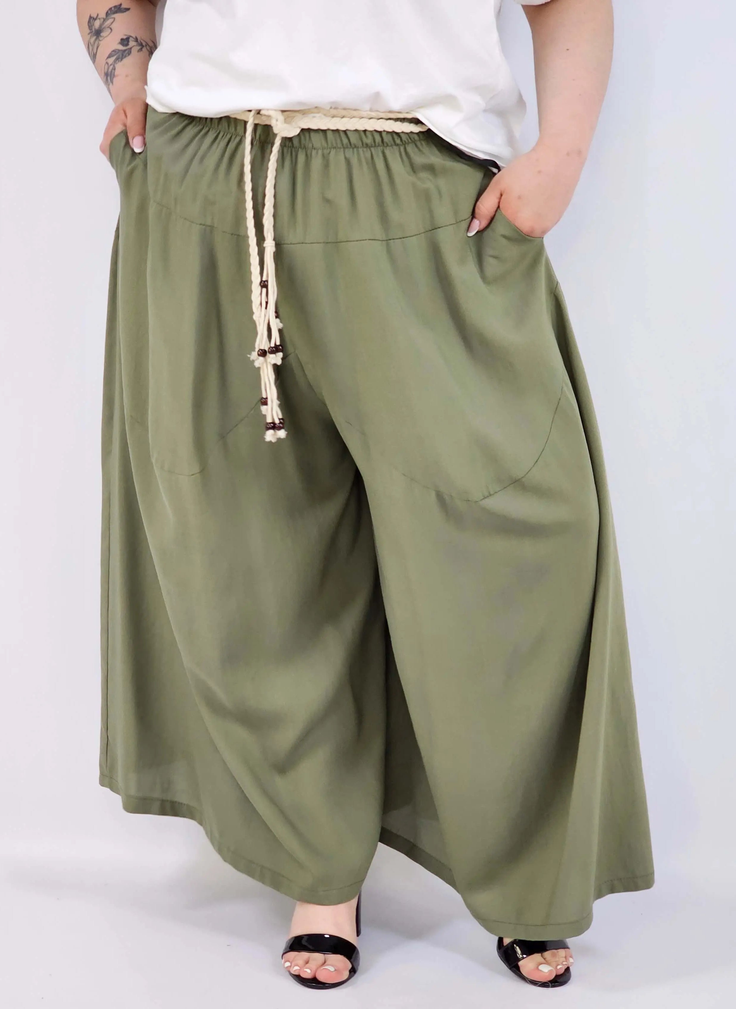 Spodnie plus size XXL z ozdobnym paskiem – lekkie i wygodne Stylowa XL