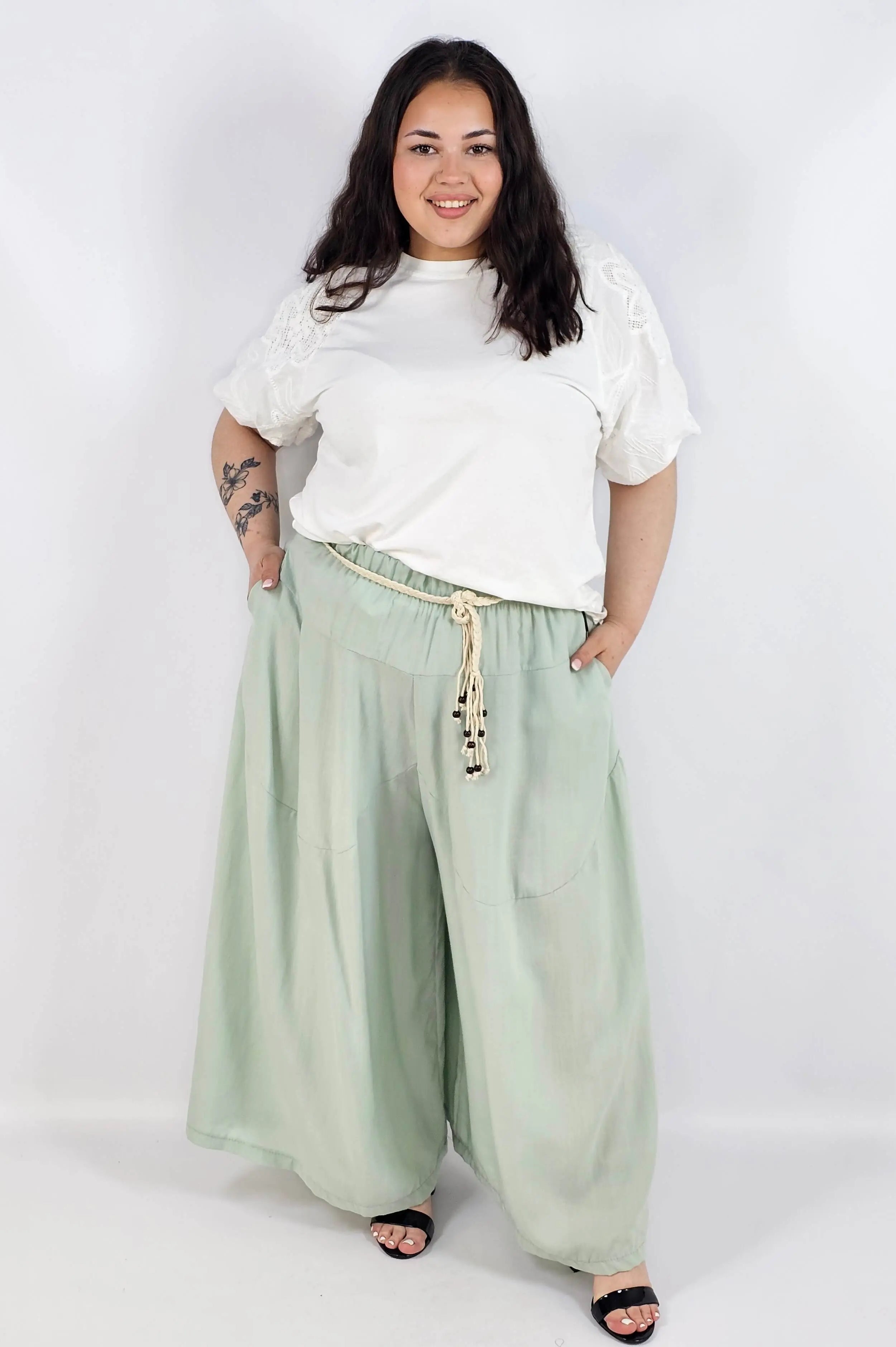 Spodnie plus size XXL z ozdobnym paskiem – lekkie i wygodne Stylowa XL