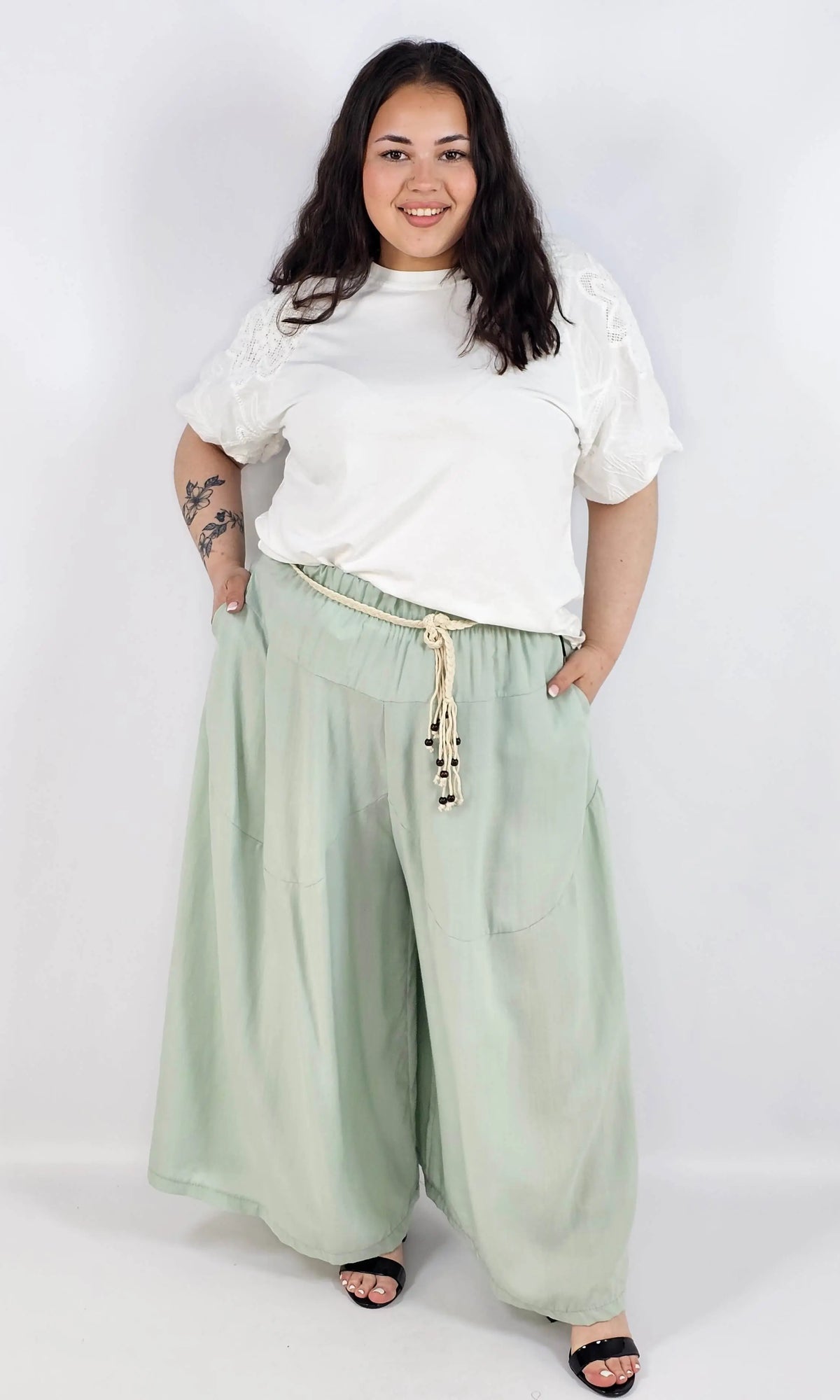 Spodnie plus size XXL z ozdobnym paskiem – lekkie i wygodne Stylowa XL