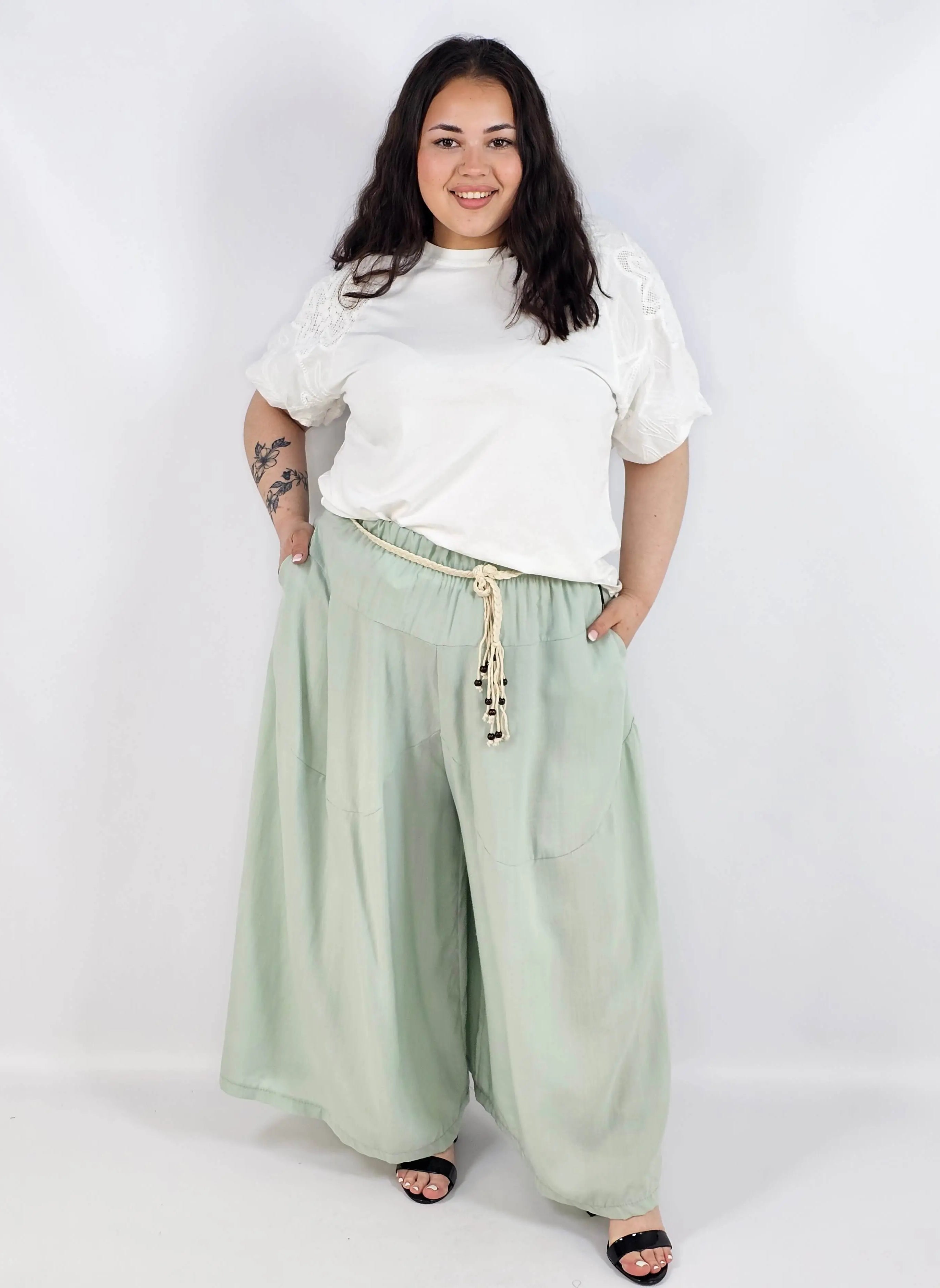 Spodnie plus size XXL z ozdobnym paskiem – lekkie i wygodne Stylowa XL