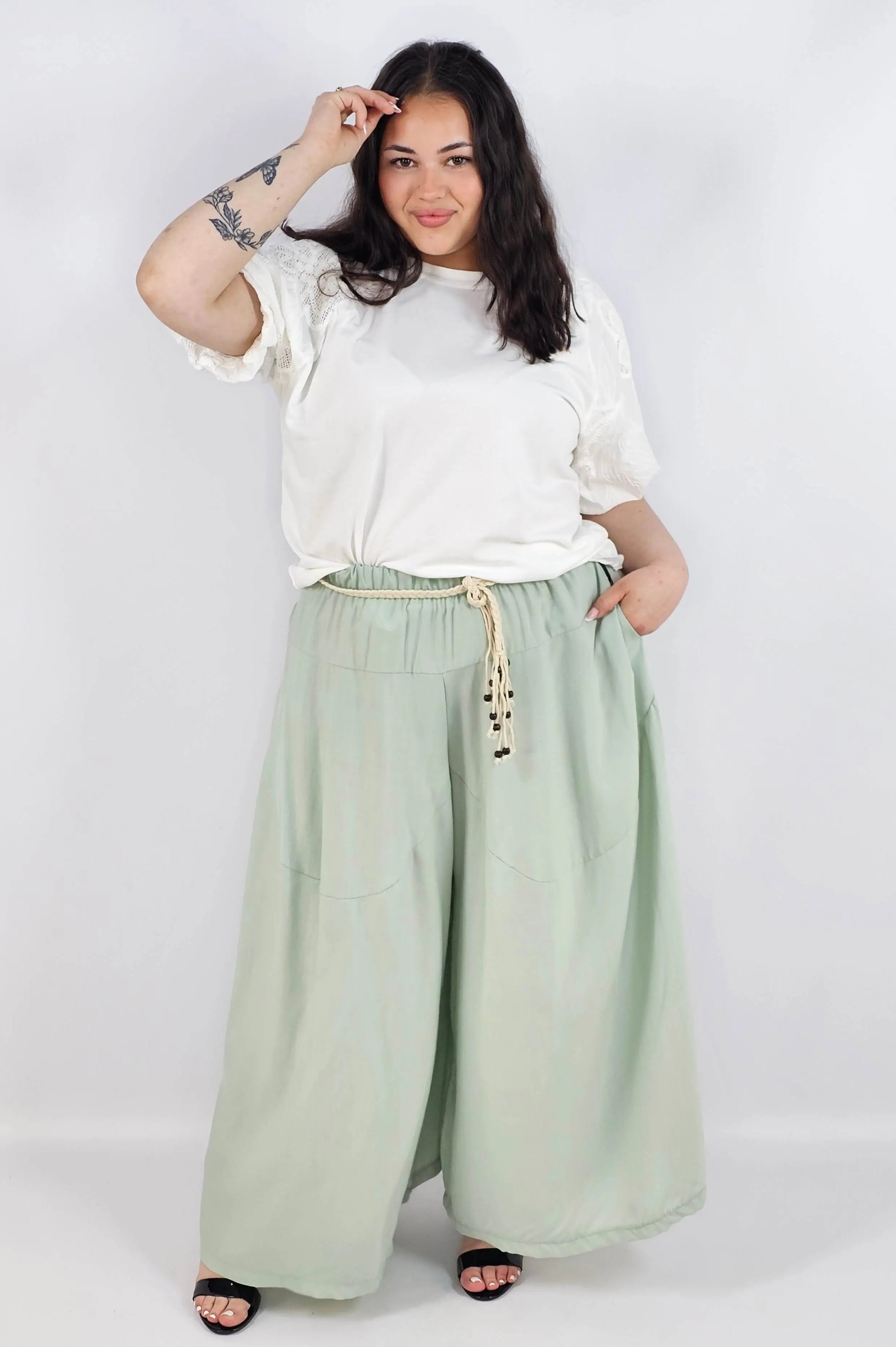 Spodnie plus size XXL z ozdobnym paskiem – lekkie i wygodne Stylowa XL