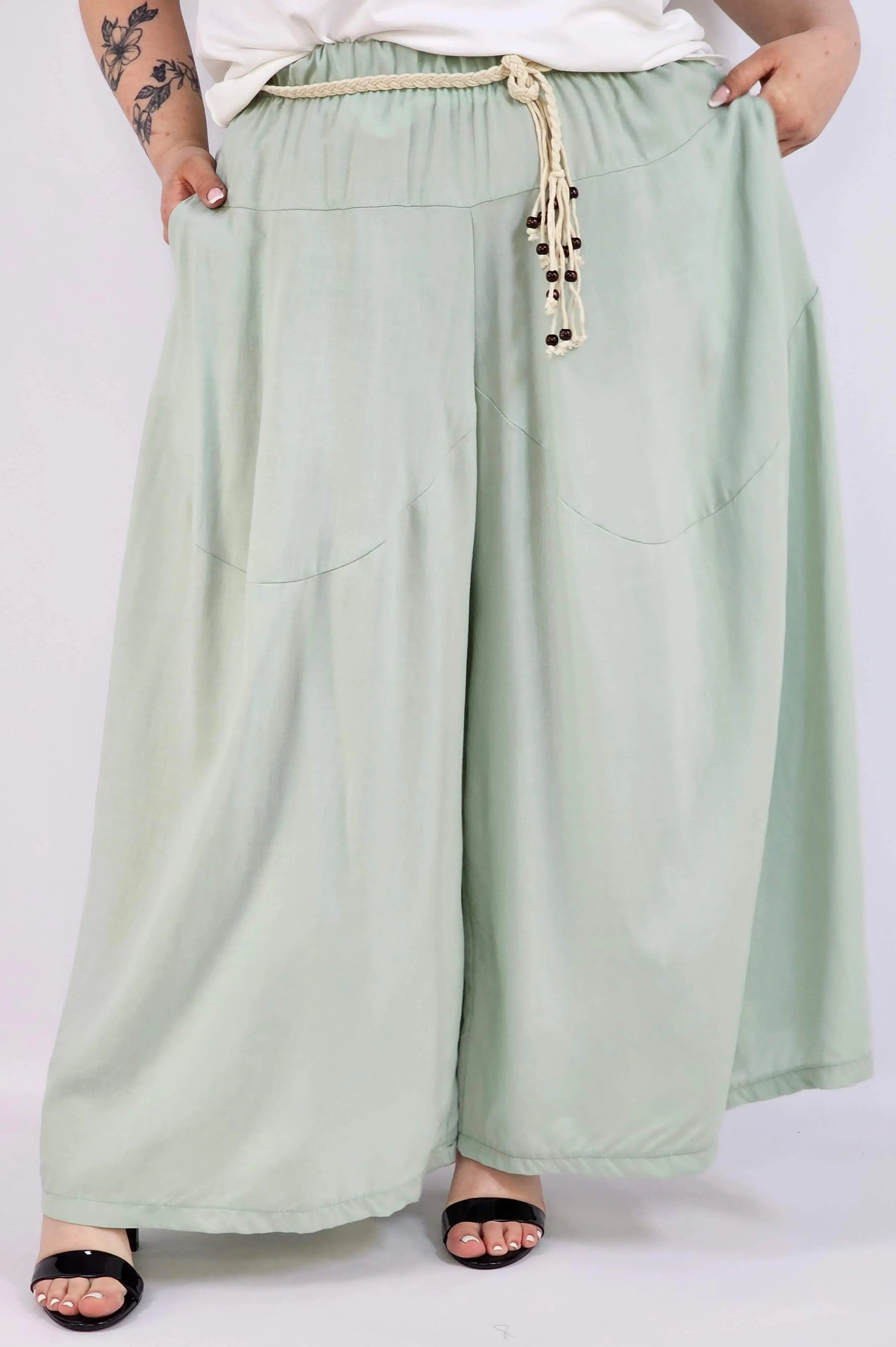 Spodnie plus size XXL z ozdobnym paskiem – lekkie i wygodne Stylowa XL