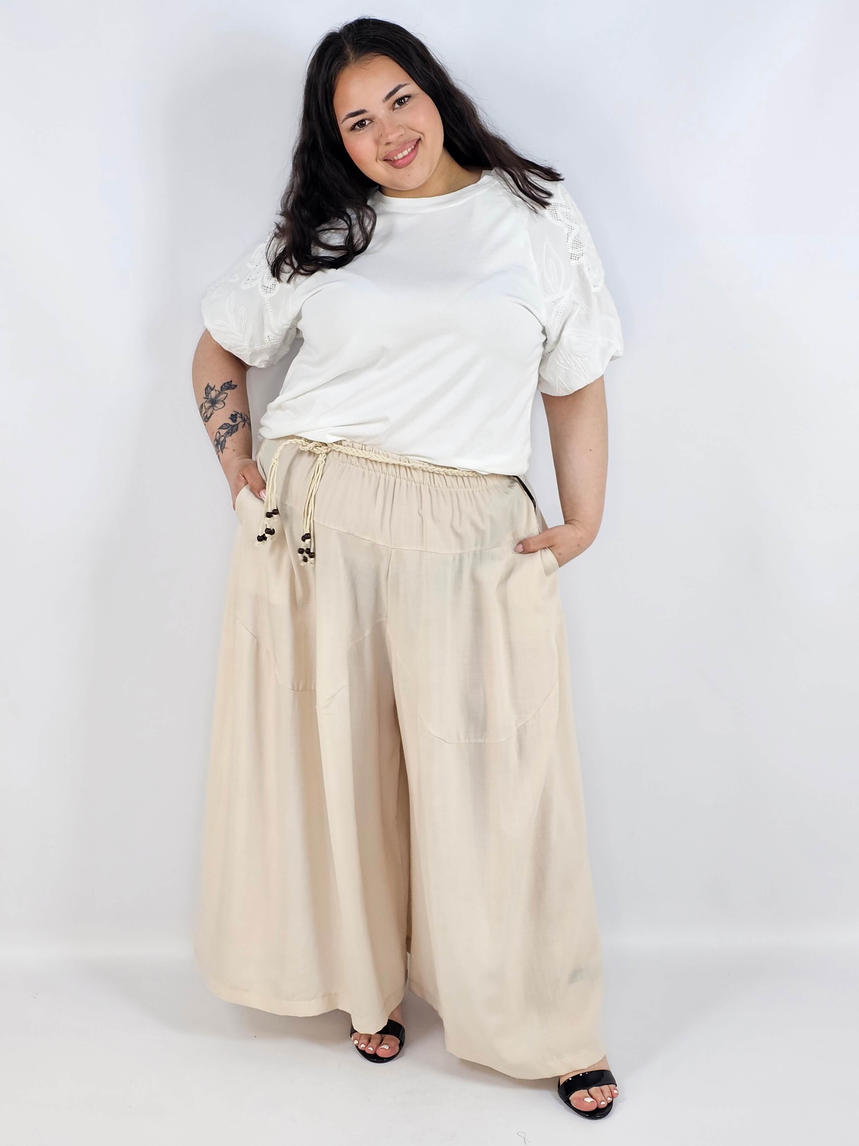 Spodnie plus size XXL z ozdobnym paskiem – lekkie i wygodne Stylowa XL