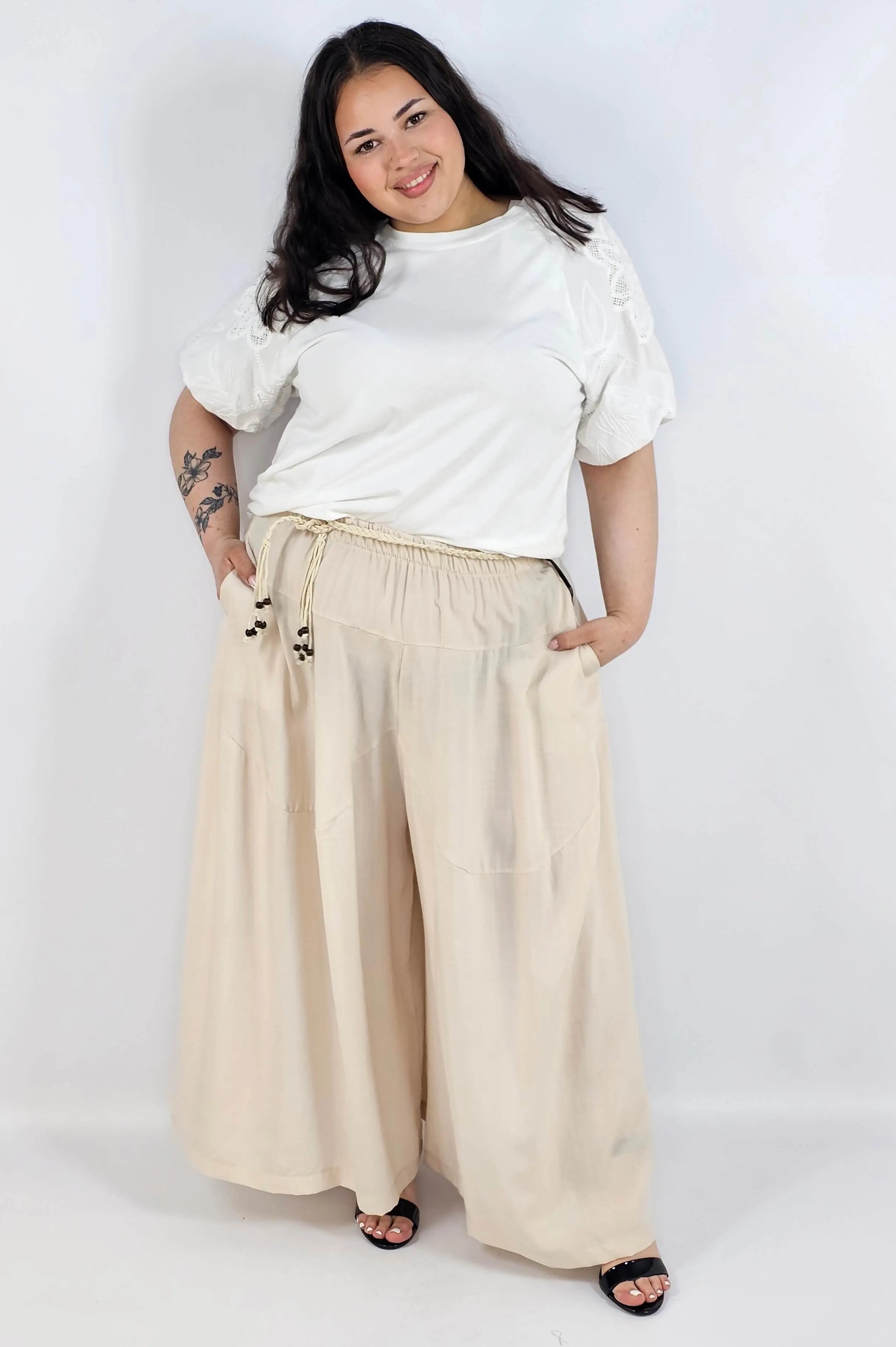 Spodnie plus size XXL z ozdobnym paskiem – lekkie i wygodne Stylowa XL