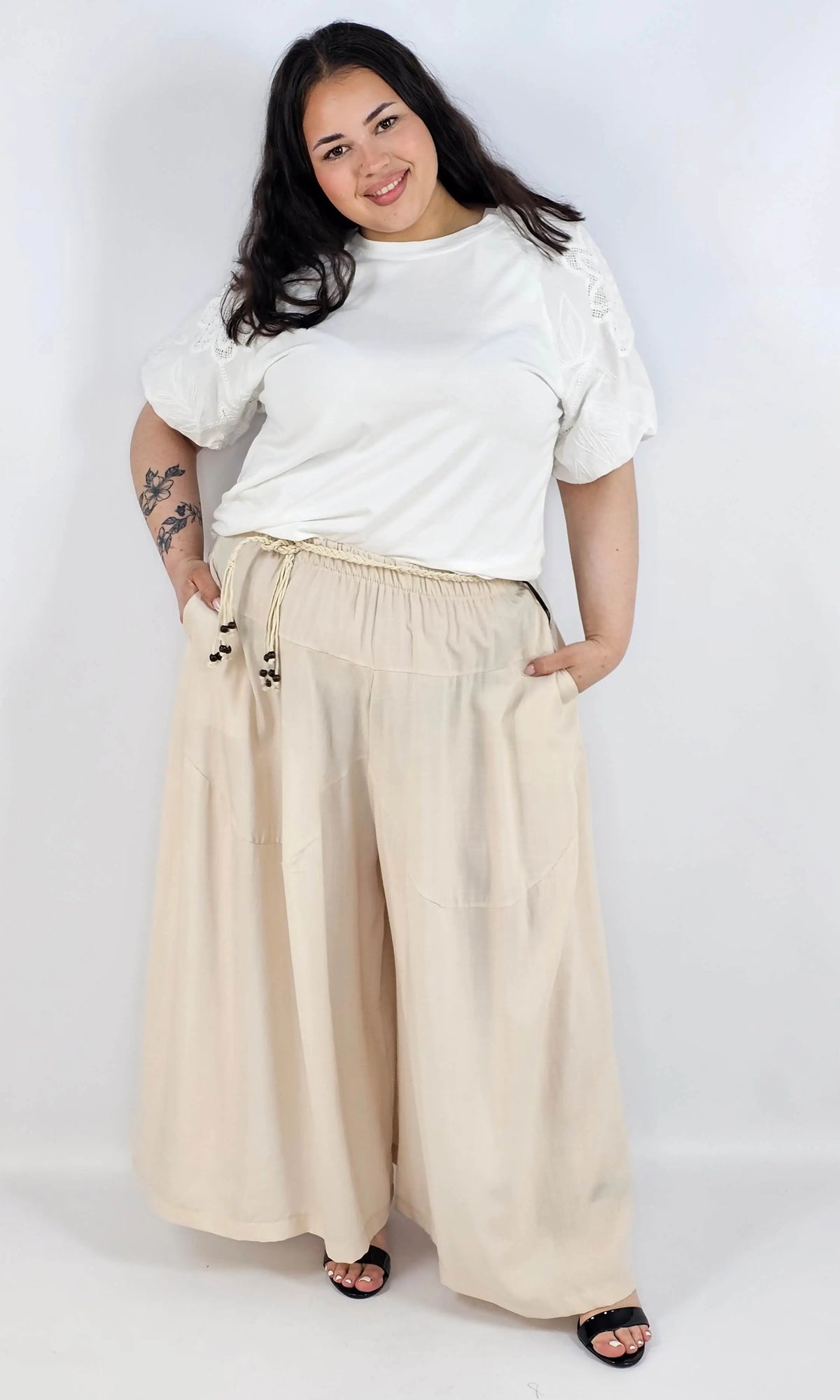 Spodnie plus size XXL z ozdobnym paskiem – lekkie i wygodne Stylowa XL