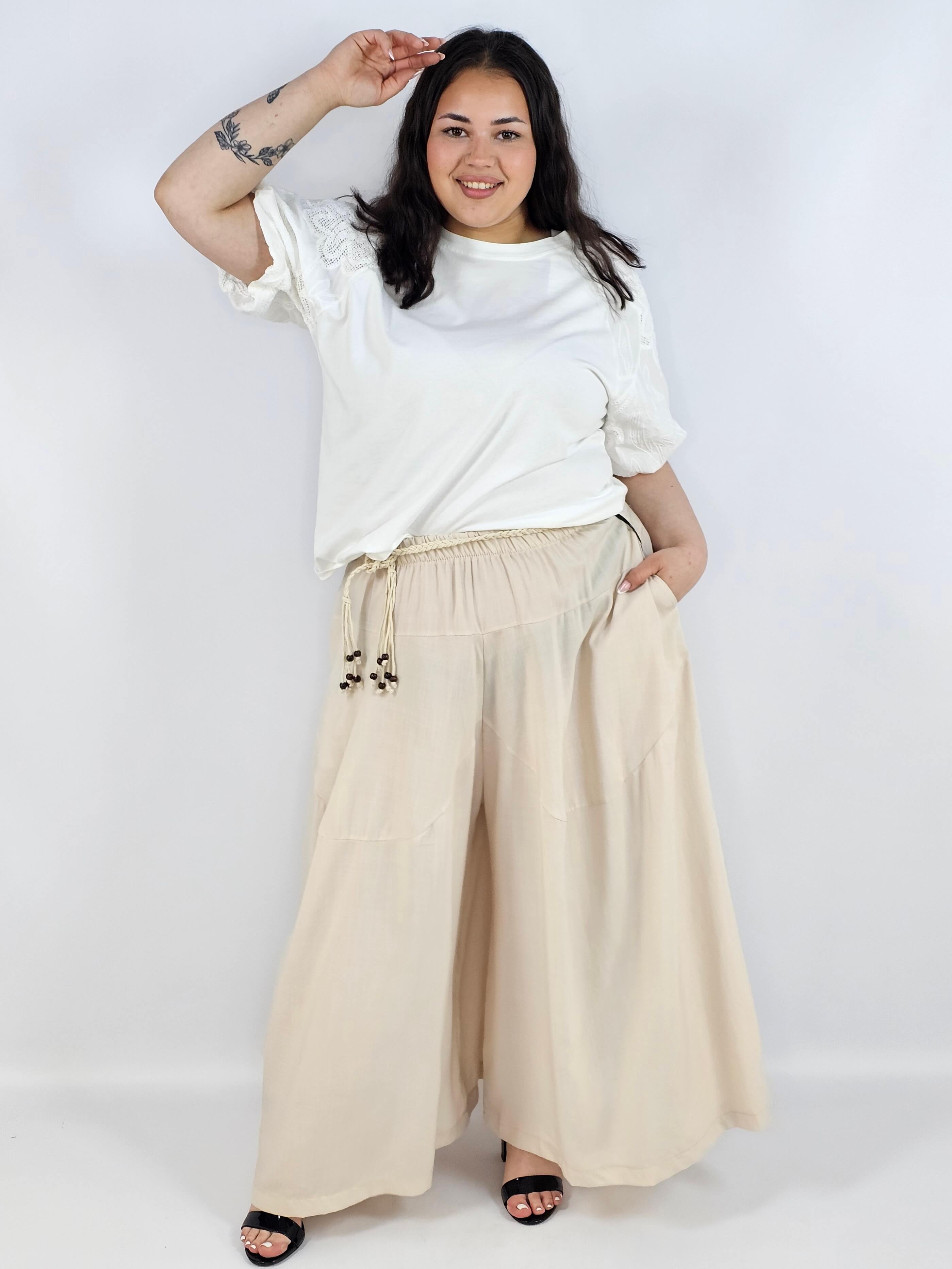 Spodnie plus size XXL z ozdobnym paskiem – lekkie i wygodne Stylowa XL