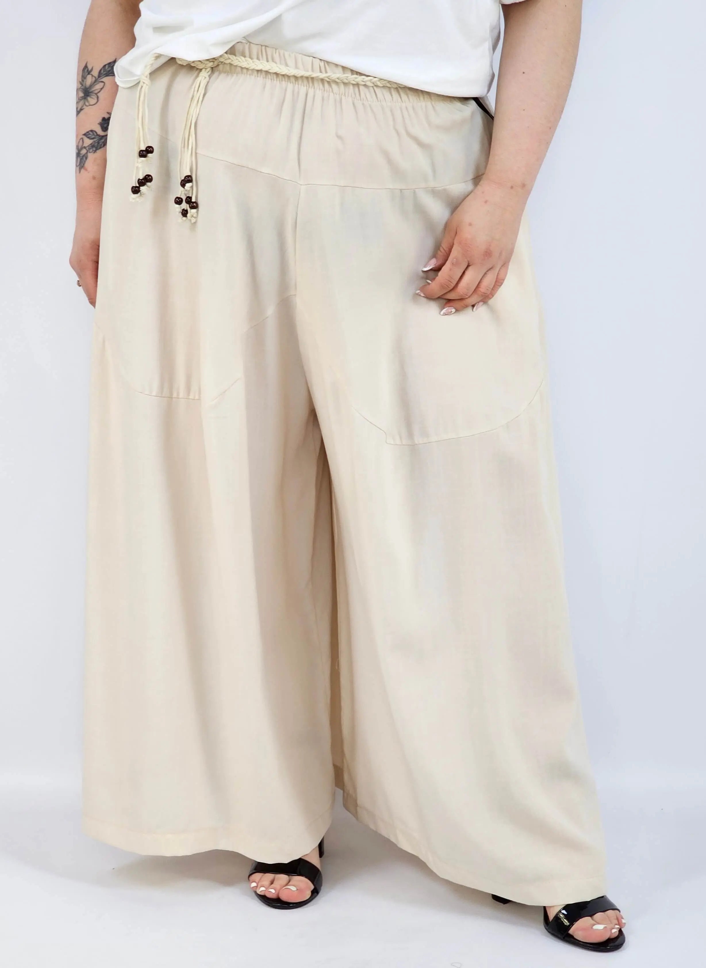Spodnie plus size XXL z ozdobnym paskiem – lekkie i wygodne Stylowa XL